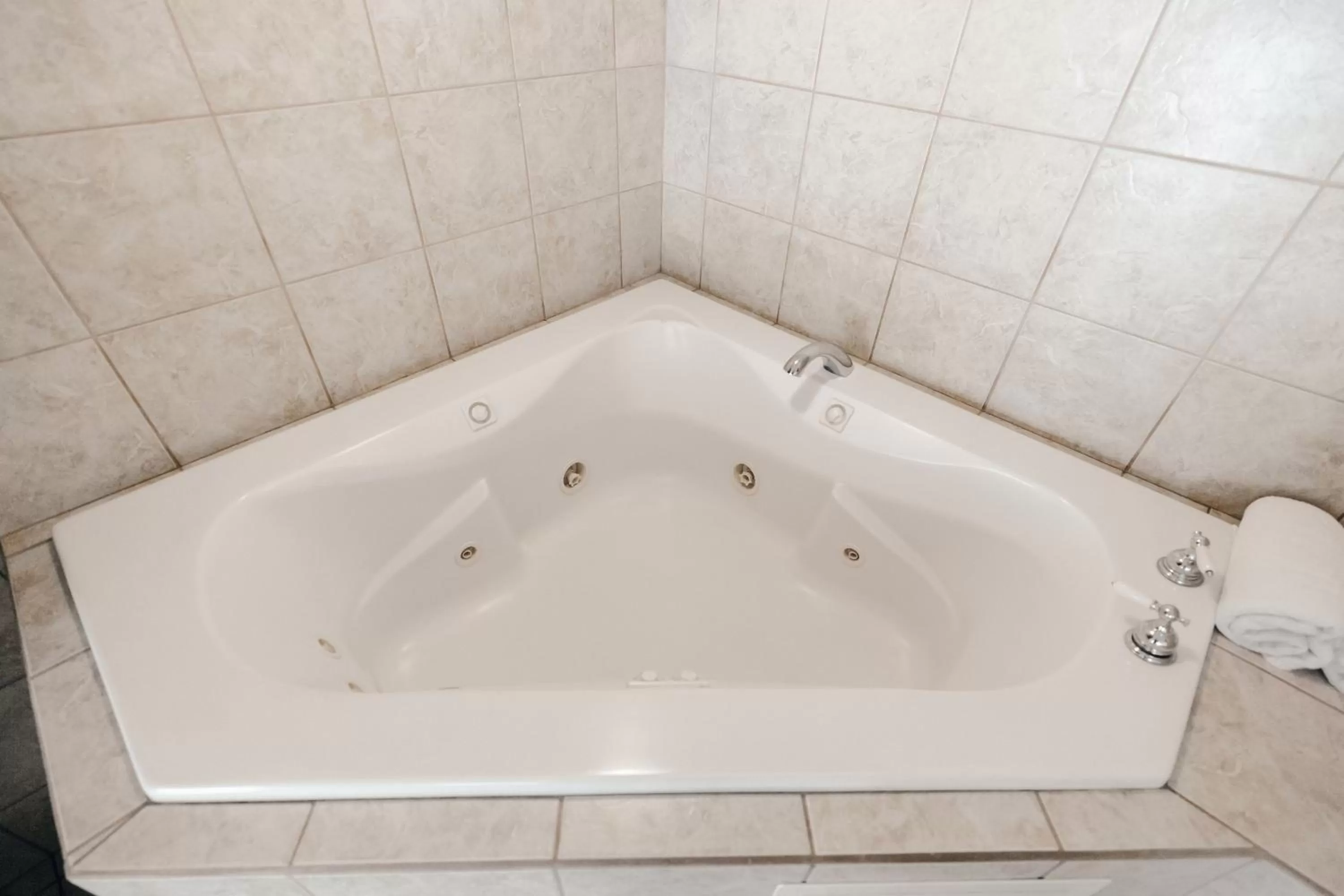 Bath in Vintage Lakeside Inn