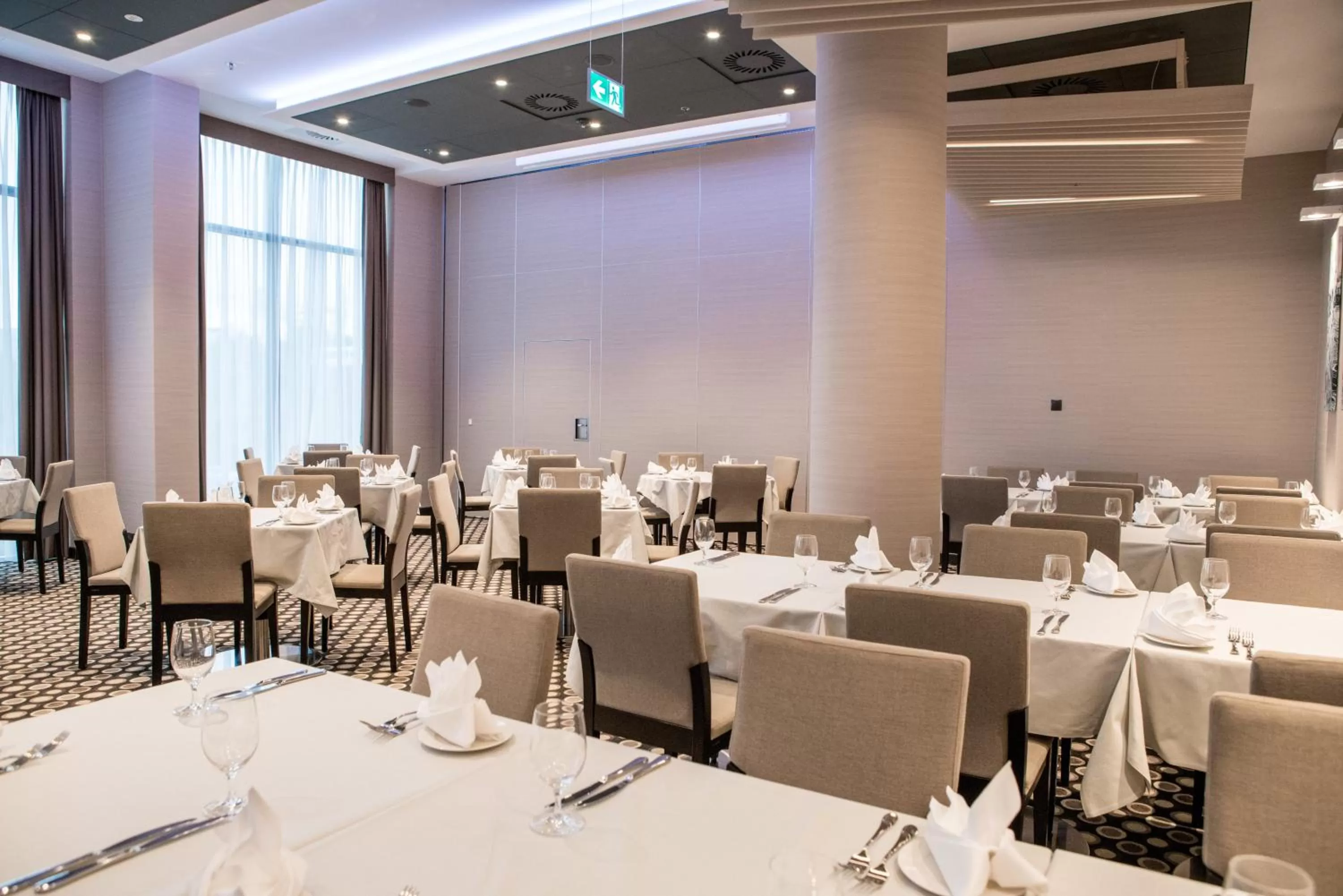 Restaurant/places to eat in Holiday Inn Dąbrowa Górnicza-Katowice by IHG