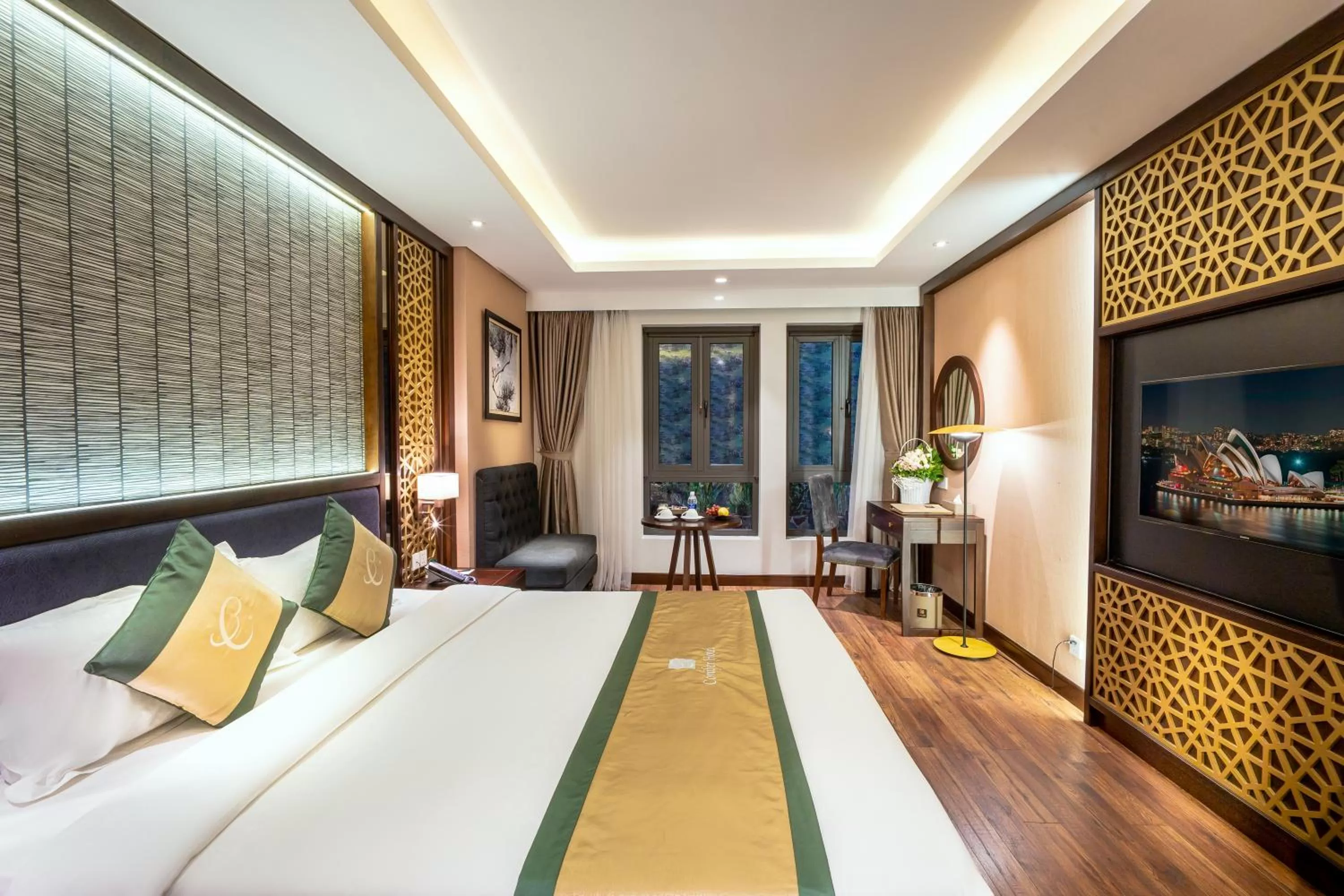 Photo of the whole room, Bed in Conifer Grand Hotel