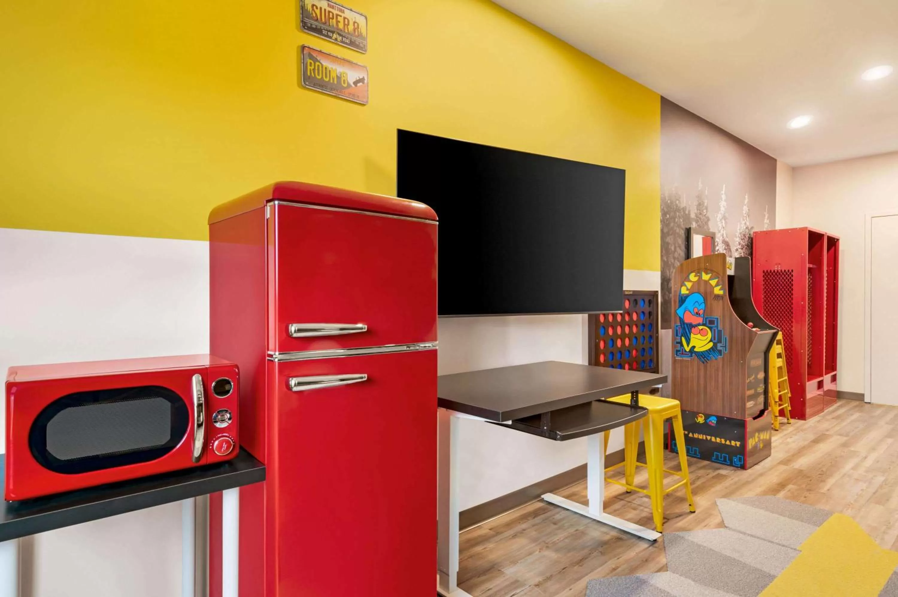 Photo of the whole room in Super 8 by Wyndham Thompson