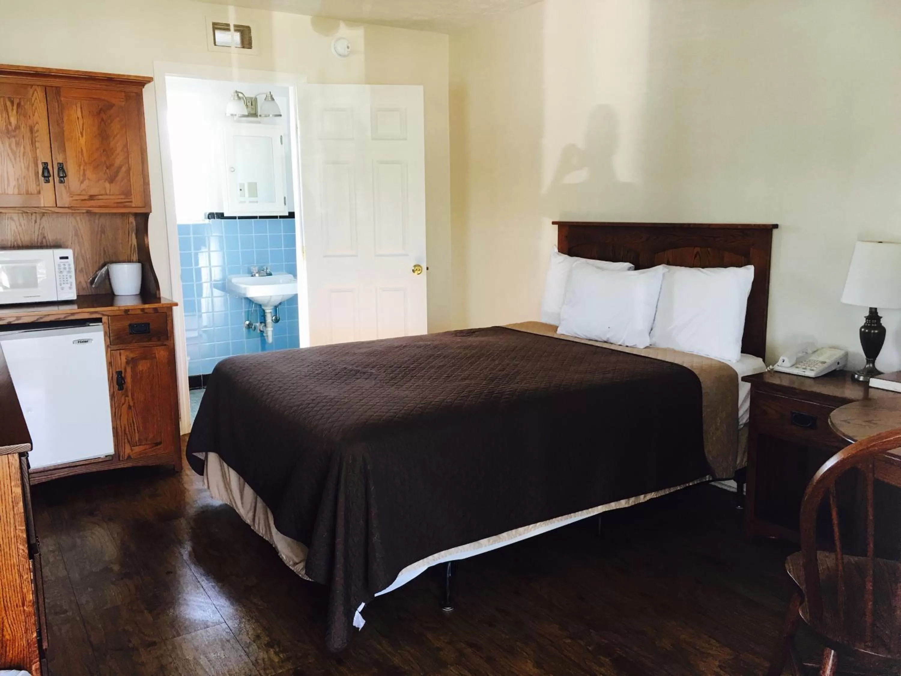 Bed in Brown's Motel