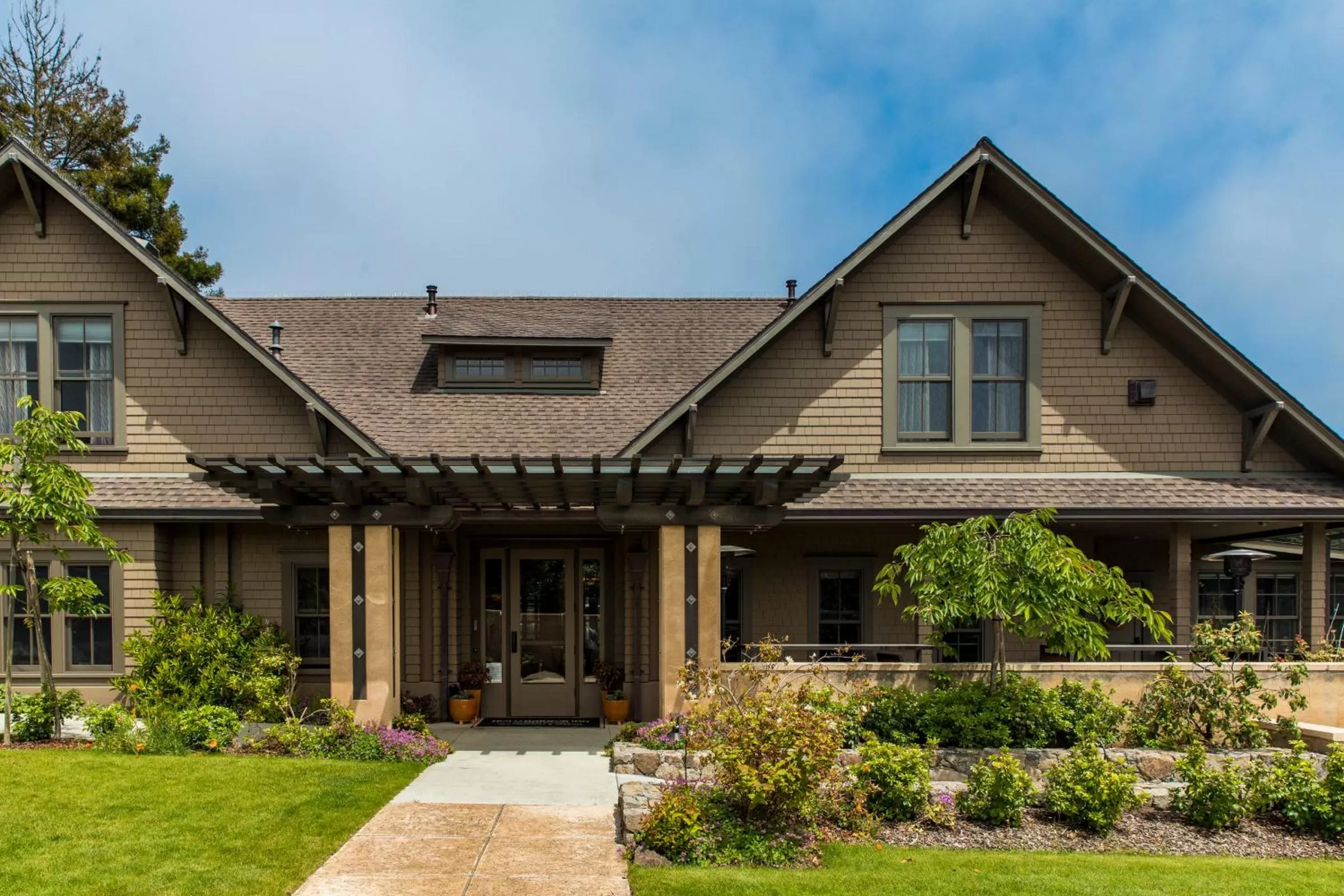 Facade/entrance in Noyo Harbor Inn