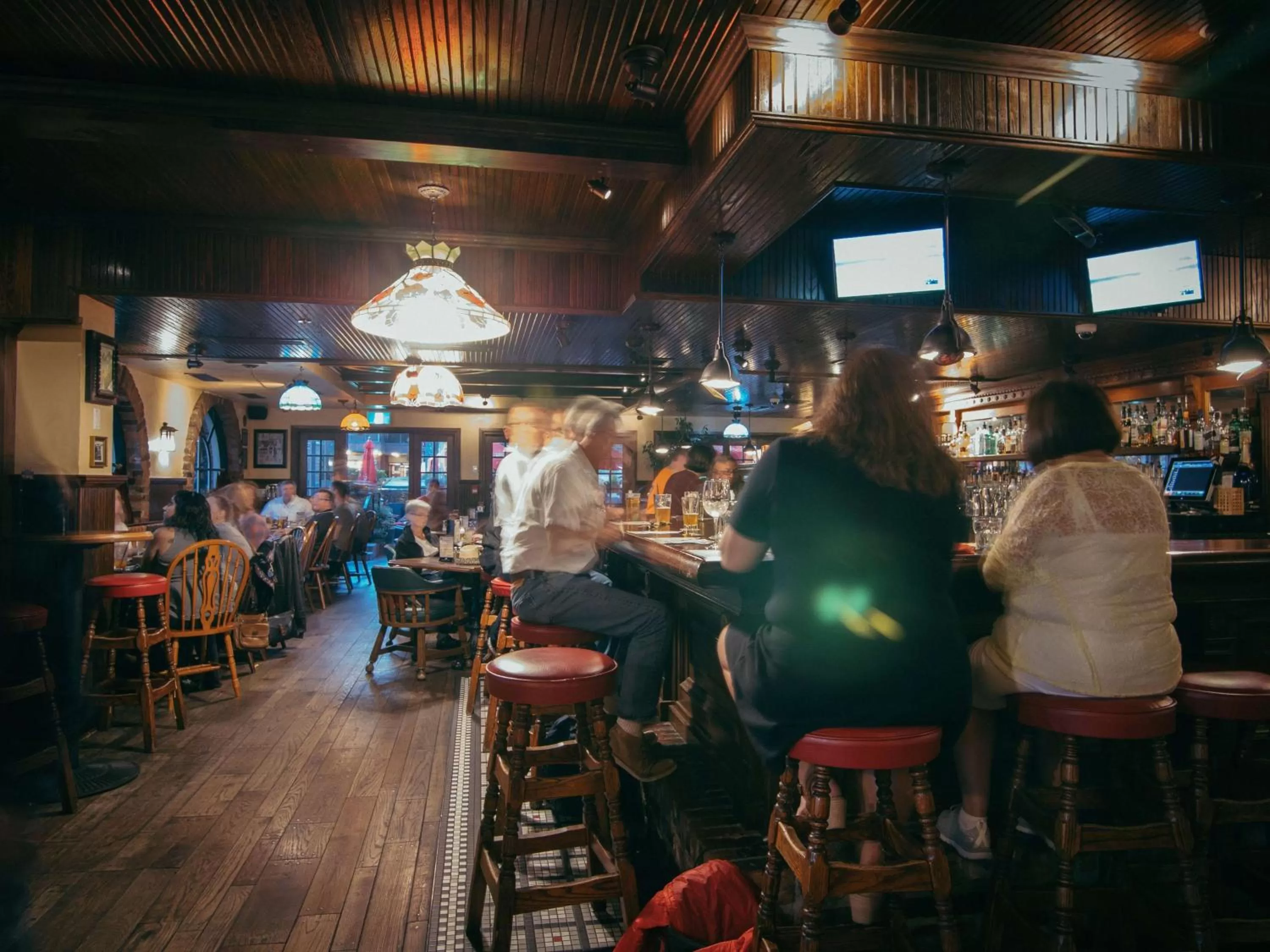 Lounge or bar in DoubleTree by Hilton Hotel & Suites Victoria