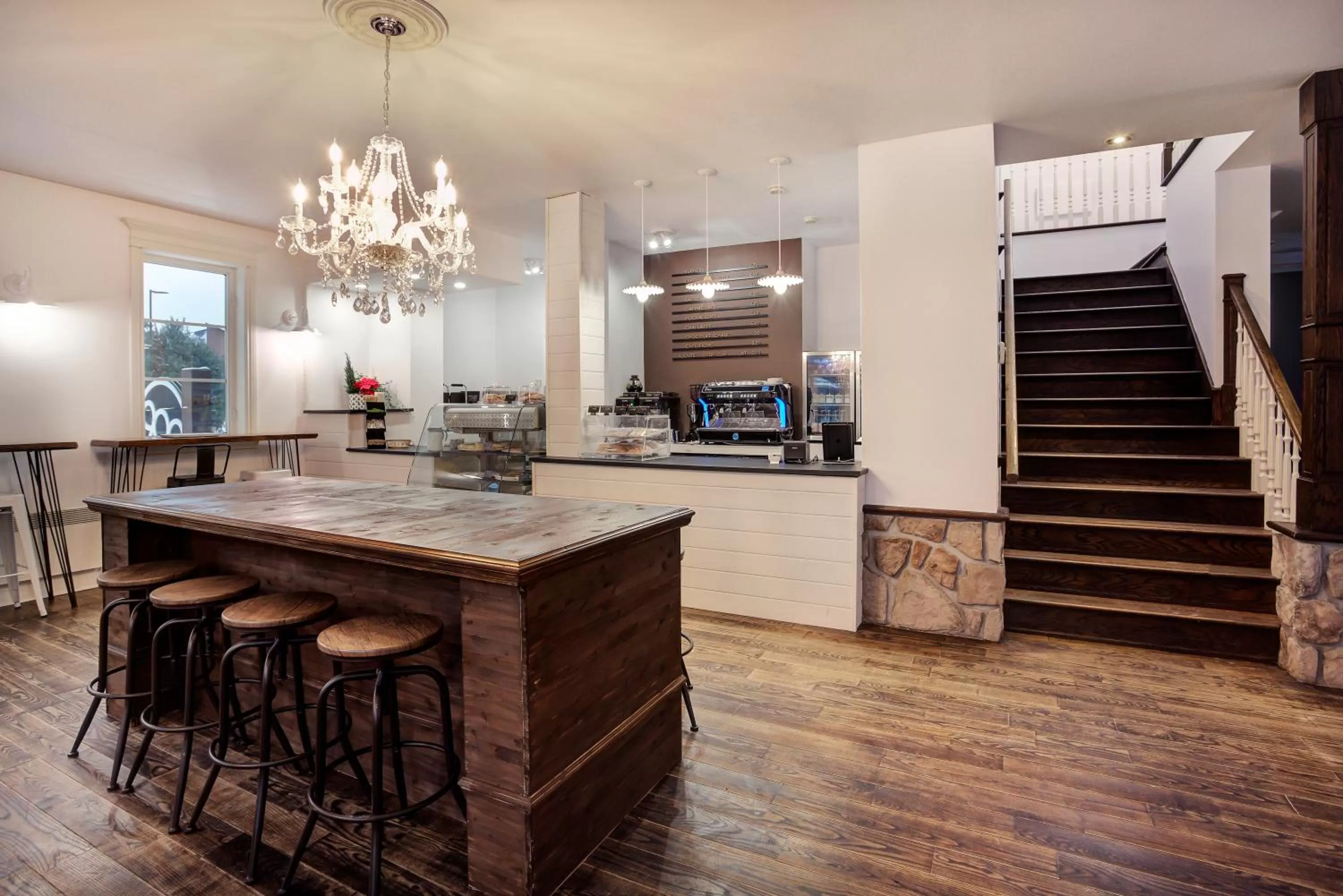 Lounge or bar in Le 900 Tremblant Inn Café and Bistro