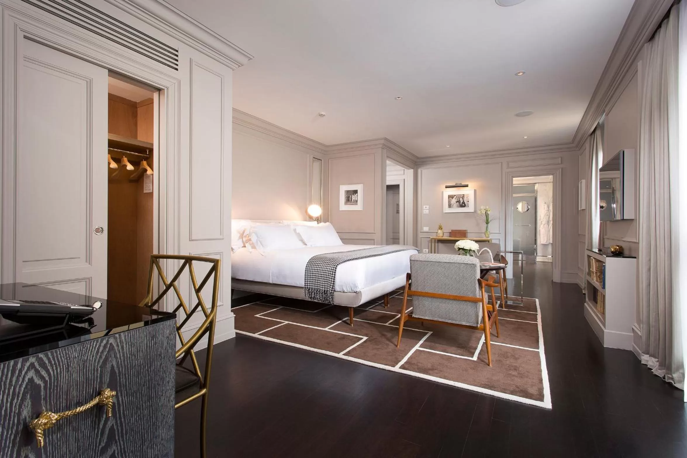 Photo of the whole room, Bed in Portrait Firenze - Lungarno Collection