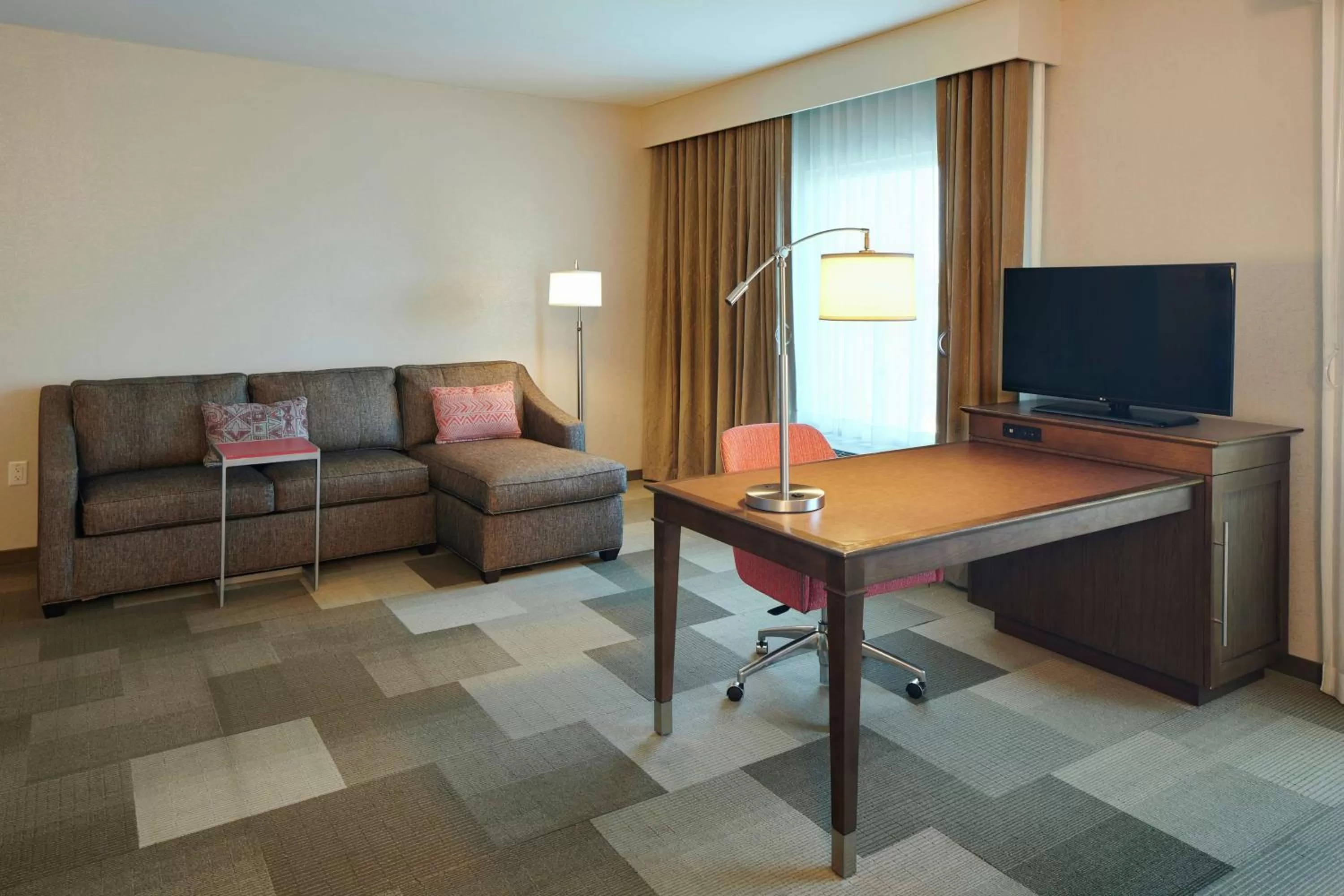 TV and multimedia in Hampton Inn & Suites Oahu Kapolei - FREE Parking - No Resort Fee