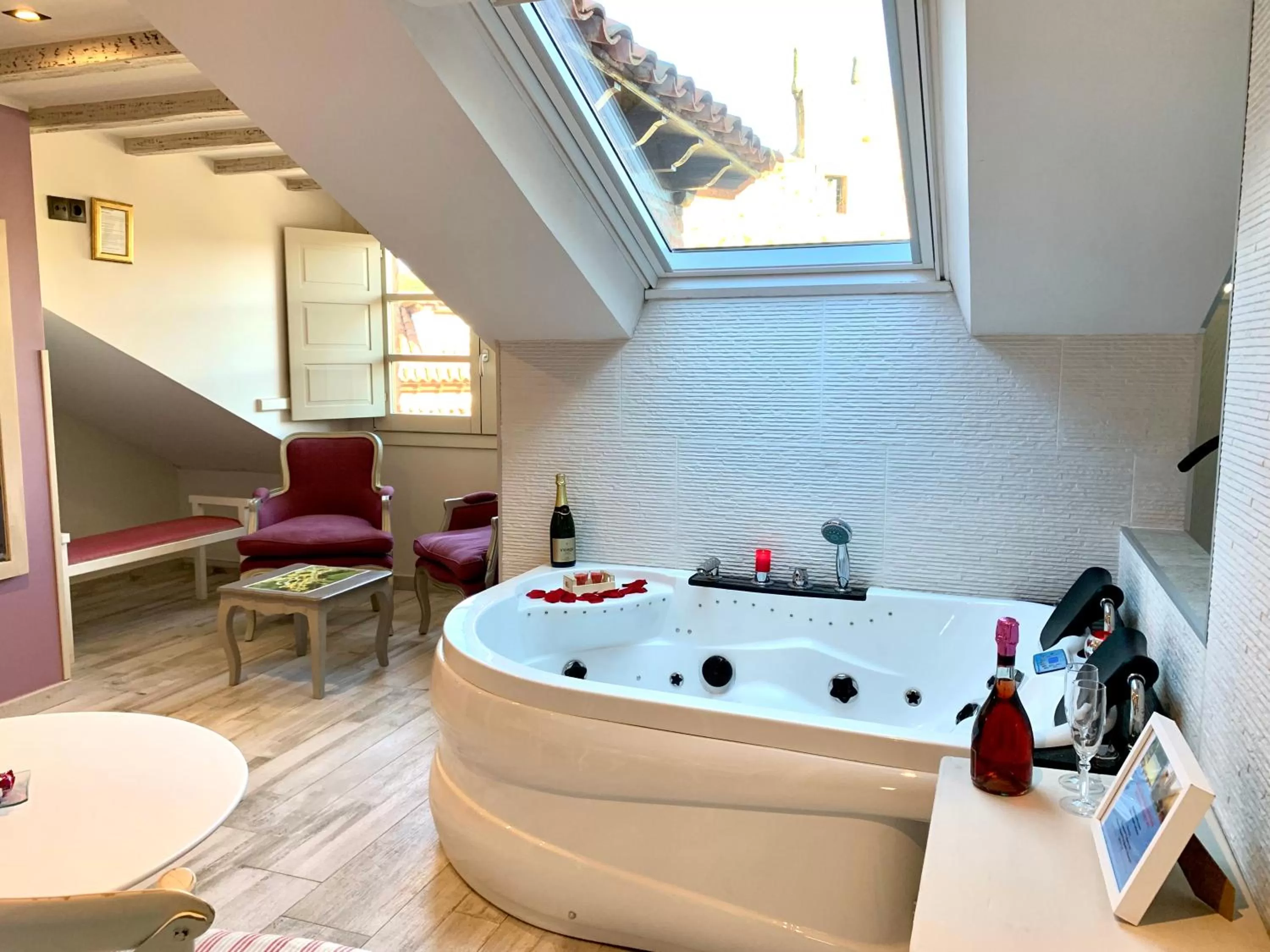 Living room in Akla Suites con Jacuzzi Santillana