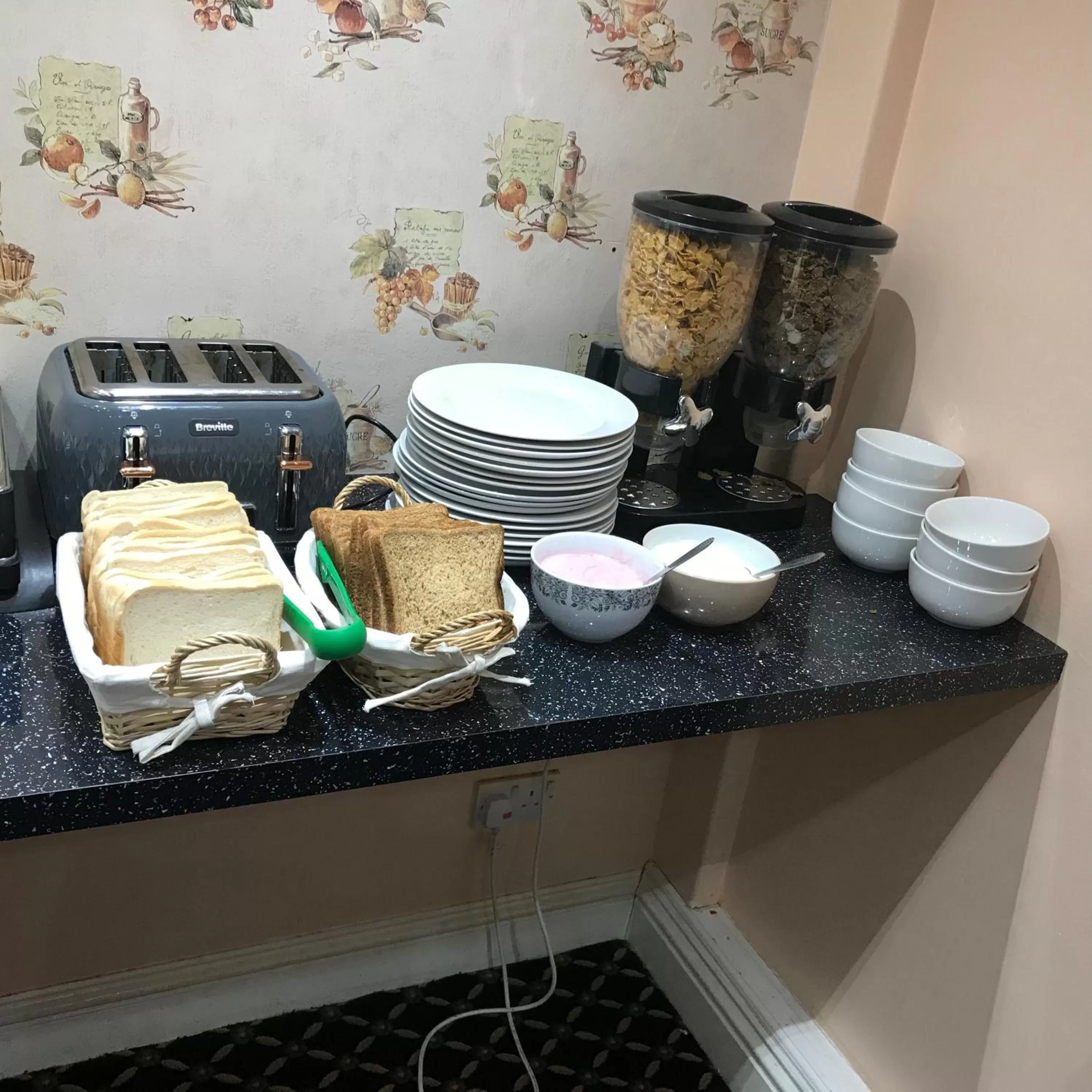 Dining area in Pacific Inn London Heathrow