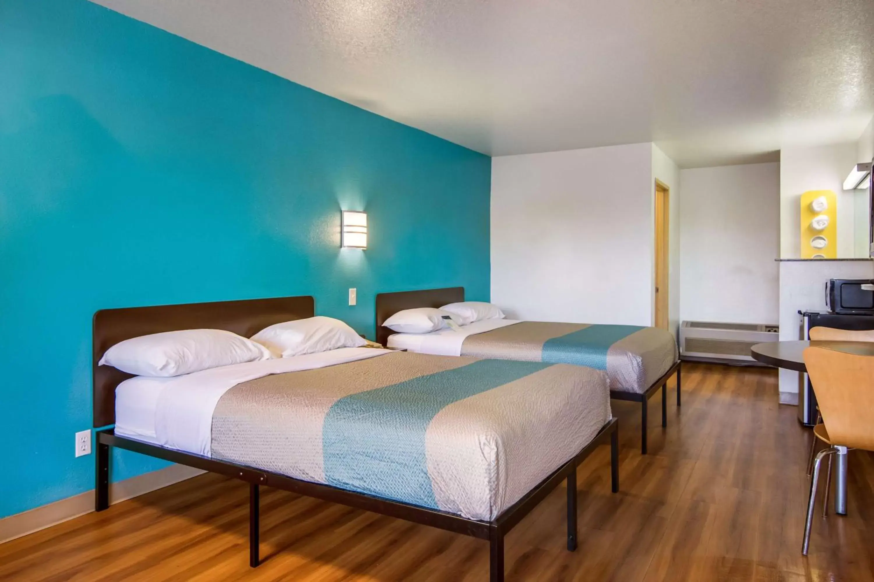 Queen Room with Two Queen Beds - single occupancy - Non-Smoking in Motel 6 Portland Mall - 205 Queen Room with Two Queen Beds - single occupancy - Non-Smoking in Motel 6 Portland Mall - 205