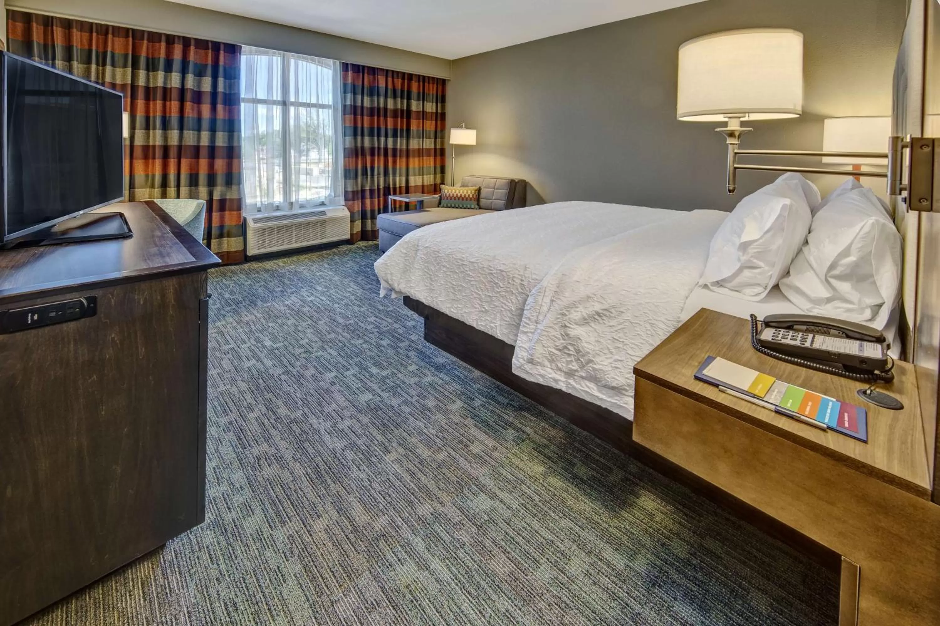 Bedroom, Bed in Hampton Inn & Suites Memphis Germantown