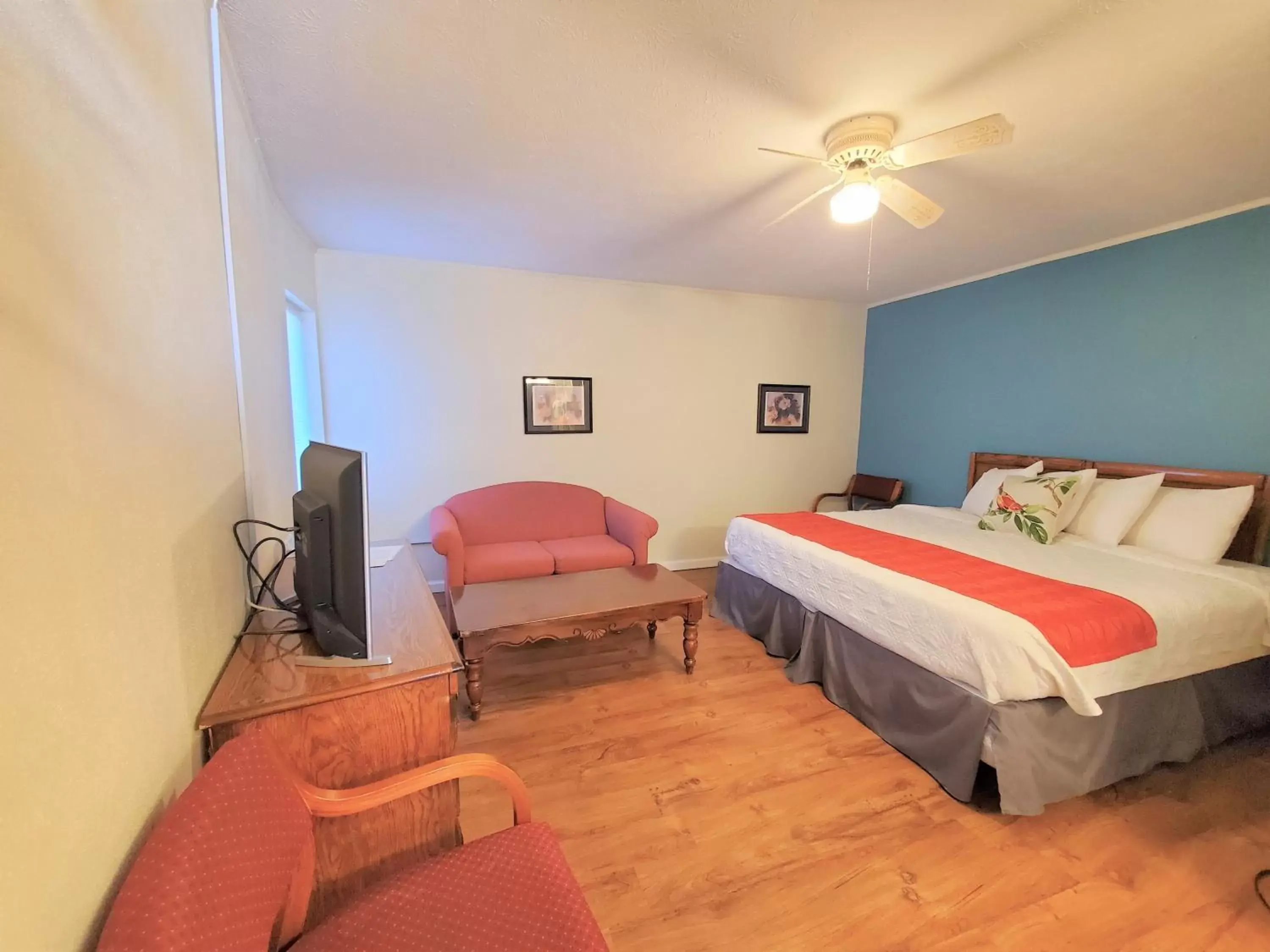 Suite in Meadowlark Motel with Restaurant & Bar Suite in Meadowlark Motel with Restaurant & Bar