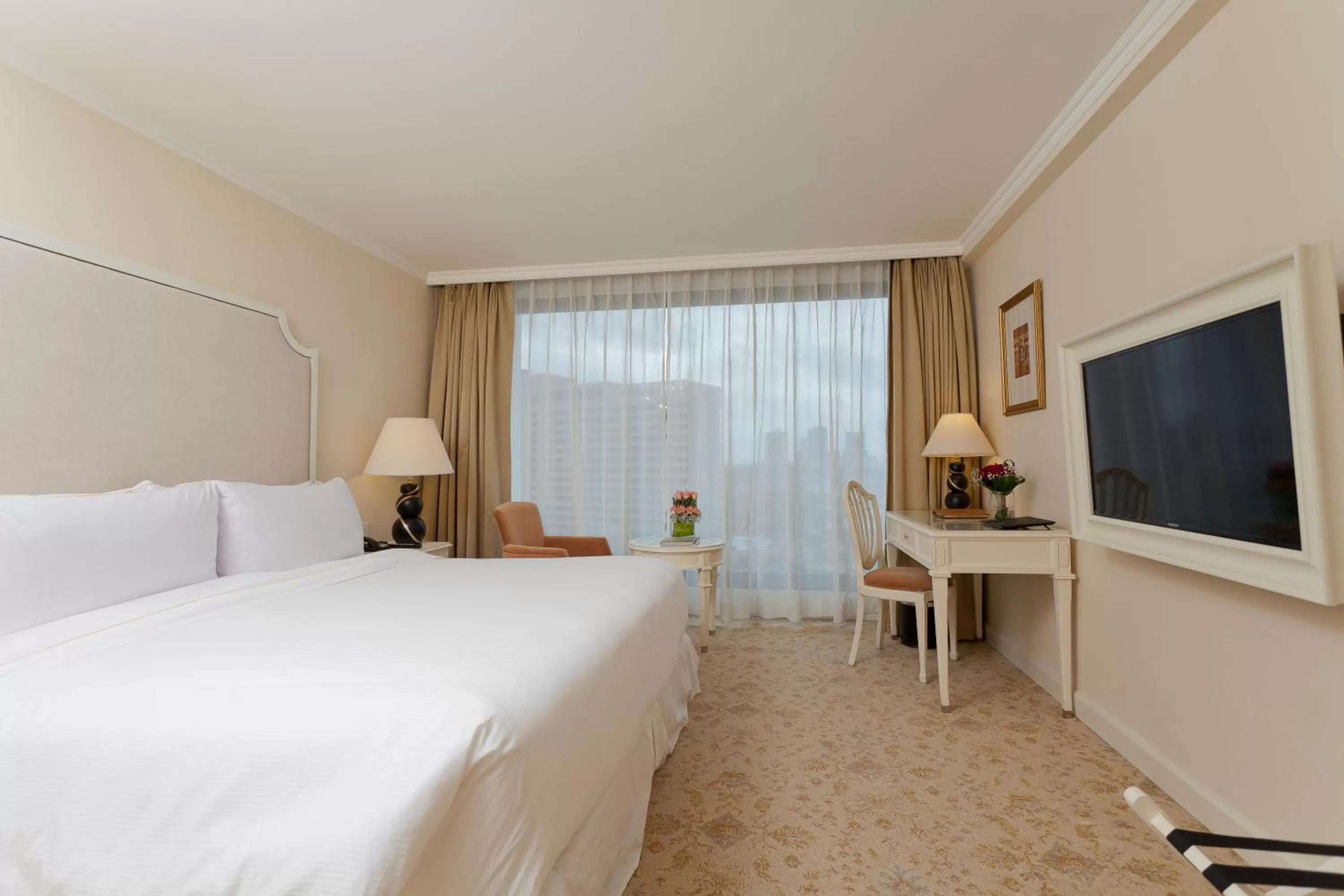 Photo of the whole room, Bed in The Kingsbury Colombo