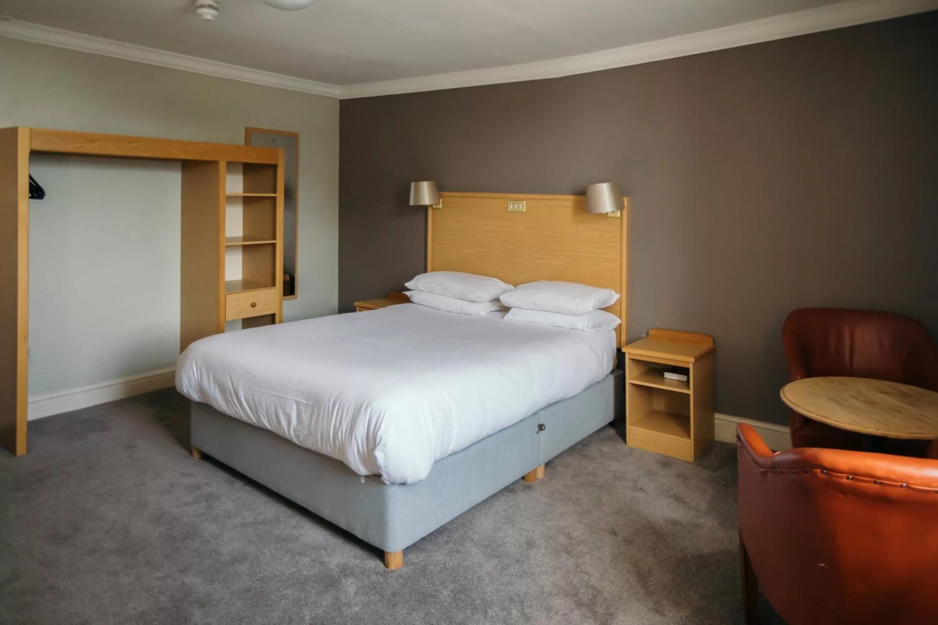 Bedroom, Bed in Royal Hotel, Bar & Grill