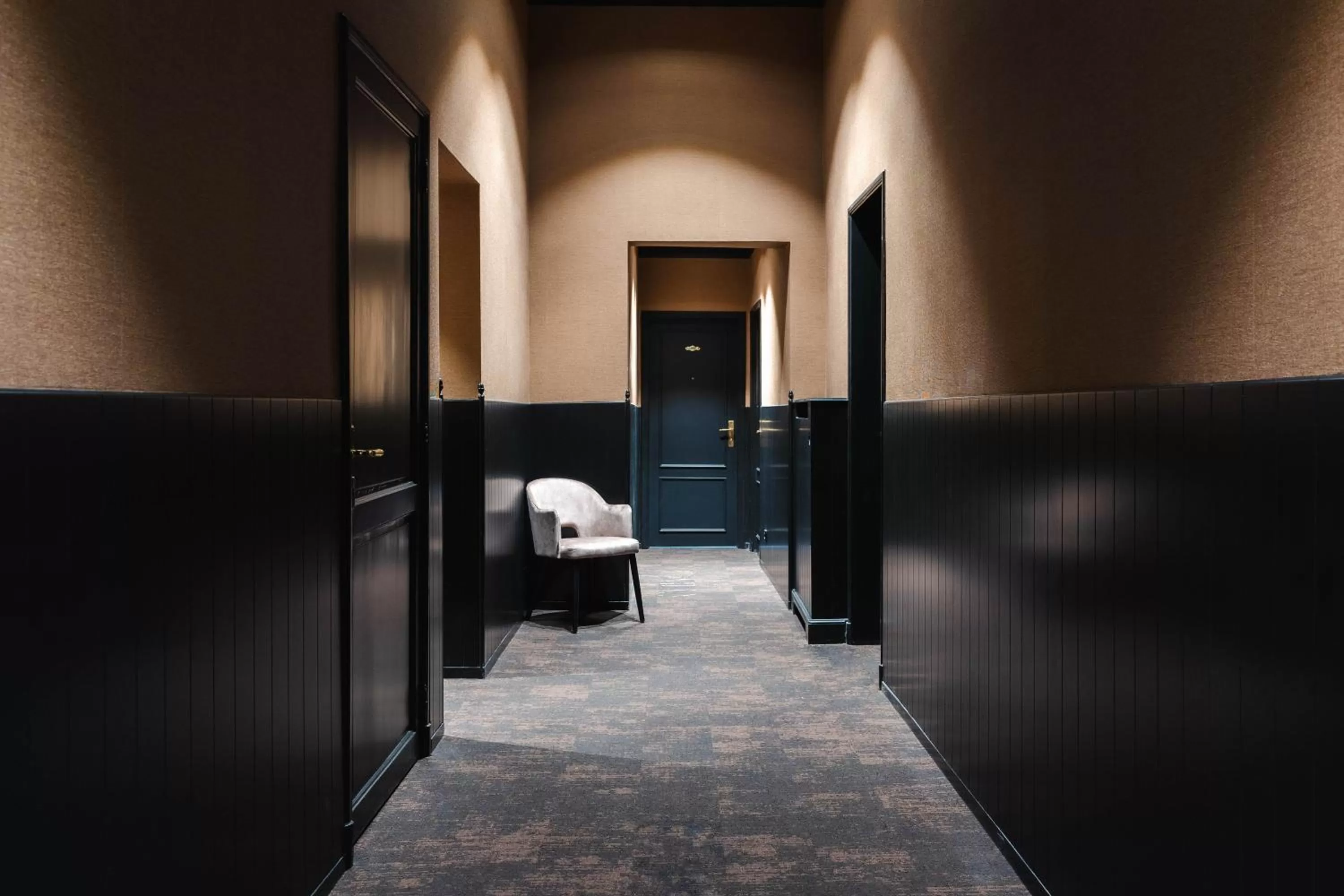 Property building, Bed in Golden Tree Hotel