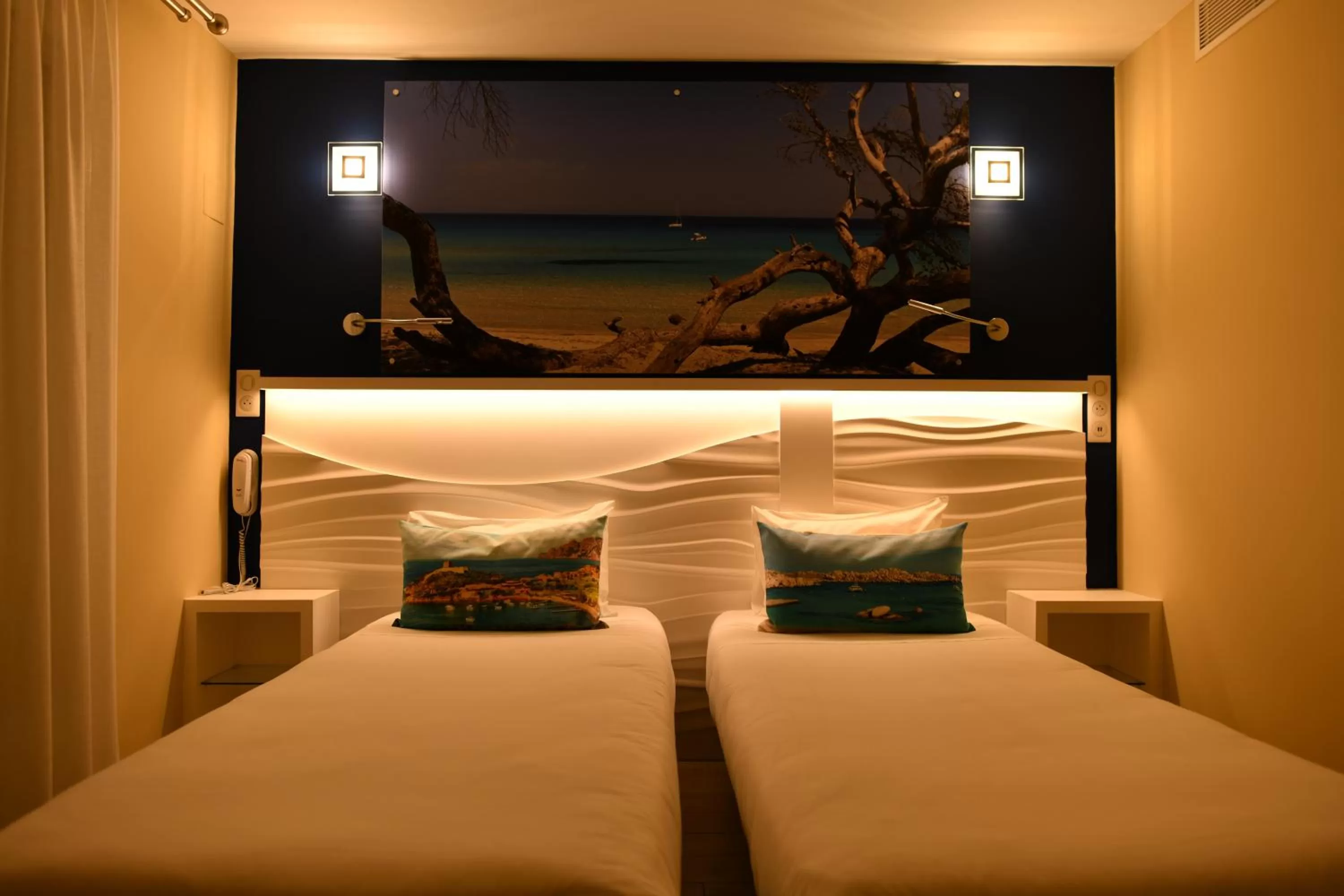 Bedroom, Bed in Hôtel Le Claridge