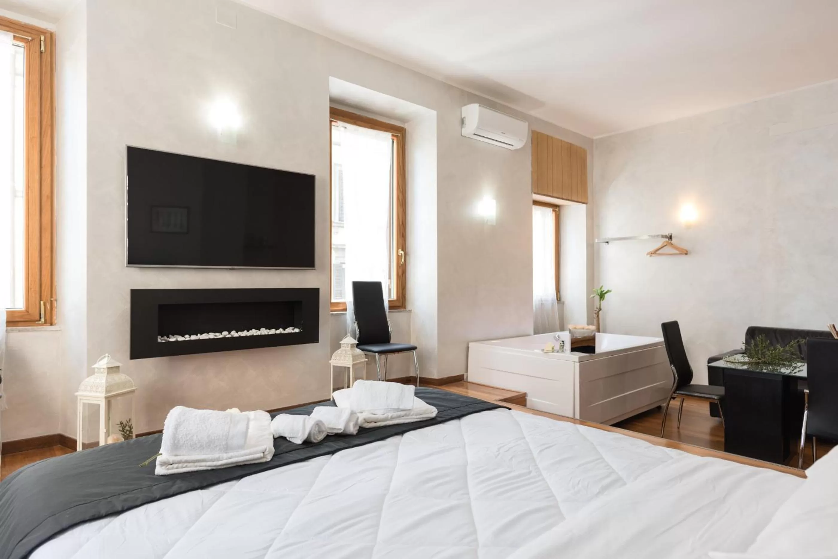 Photo of the whole room, Bed in Esposizione Palace Hotel