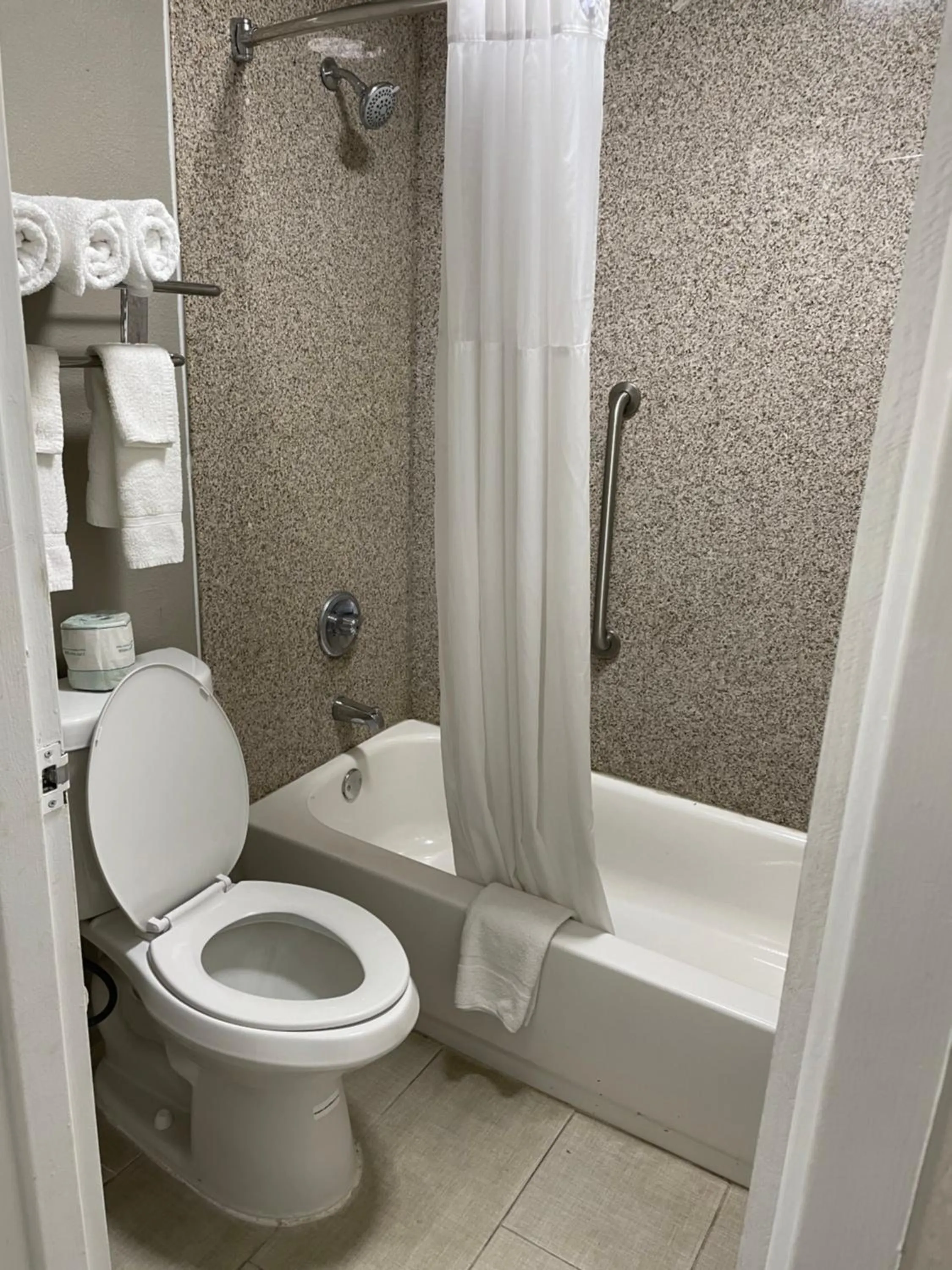 Bathroom in Days Inn & Suites by Wyndham Collierville Germantown Area