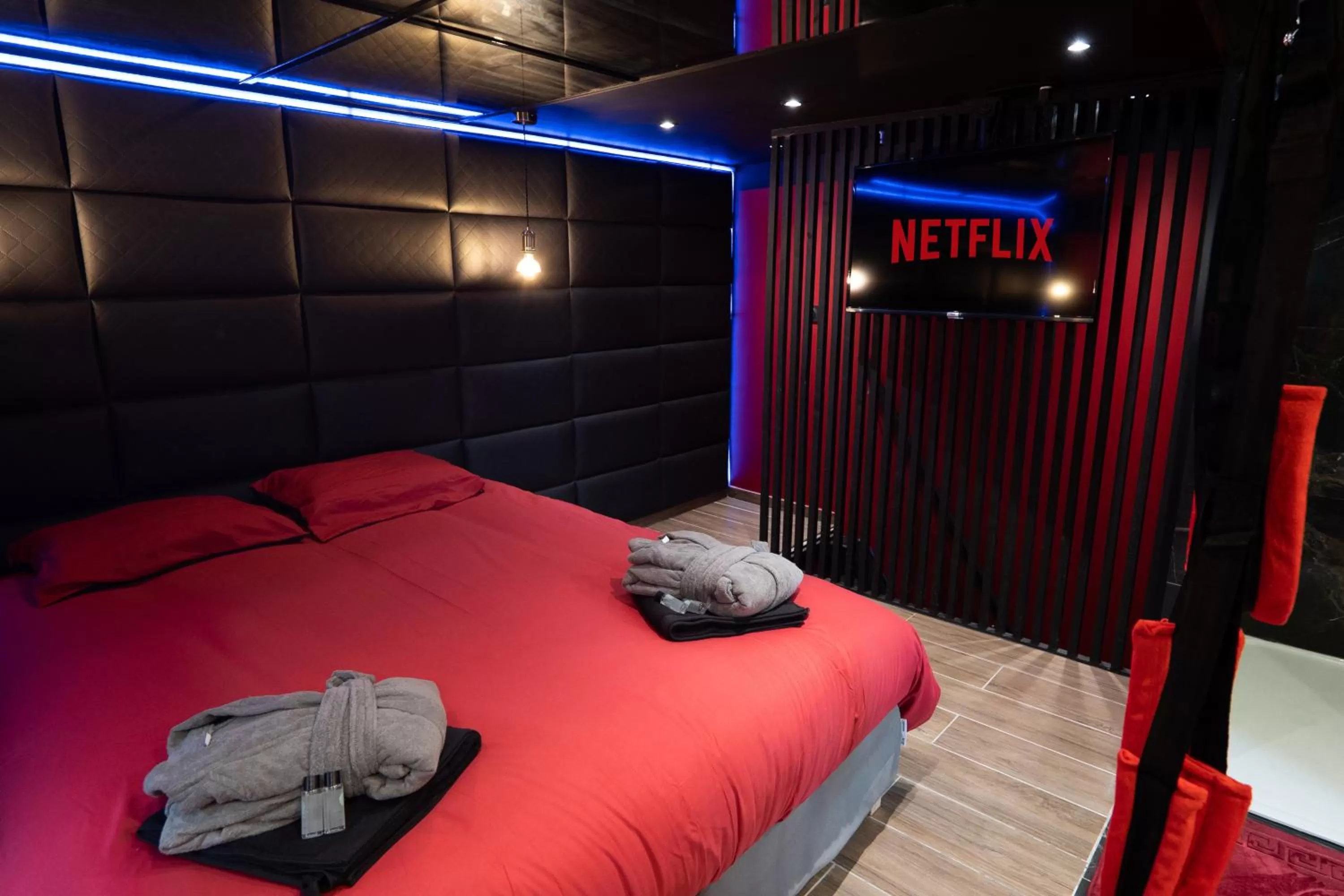 Bed in Capsule Secret - Jacuzzi - Netflix & Home cinéma - Jeux de couple - Barre de pole dance