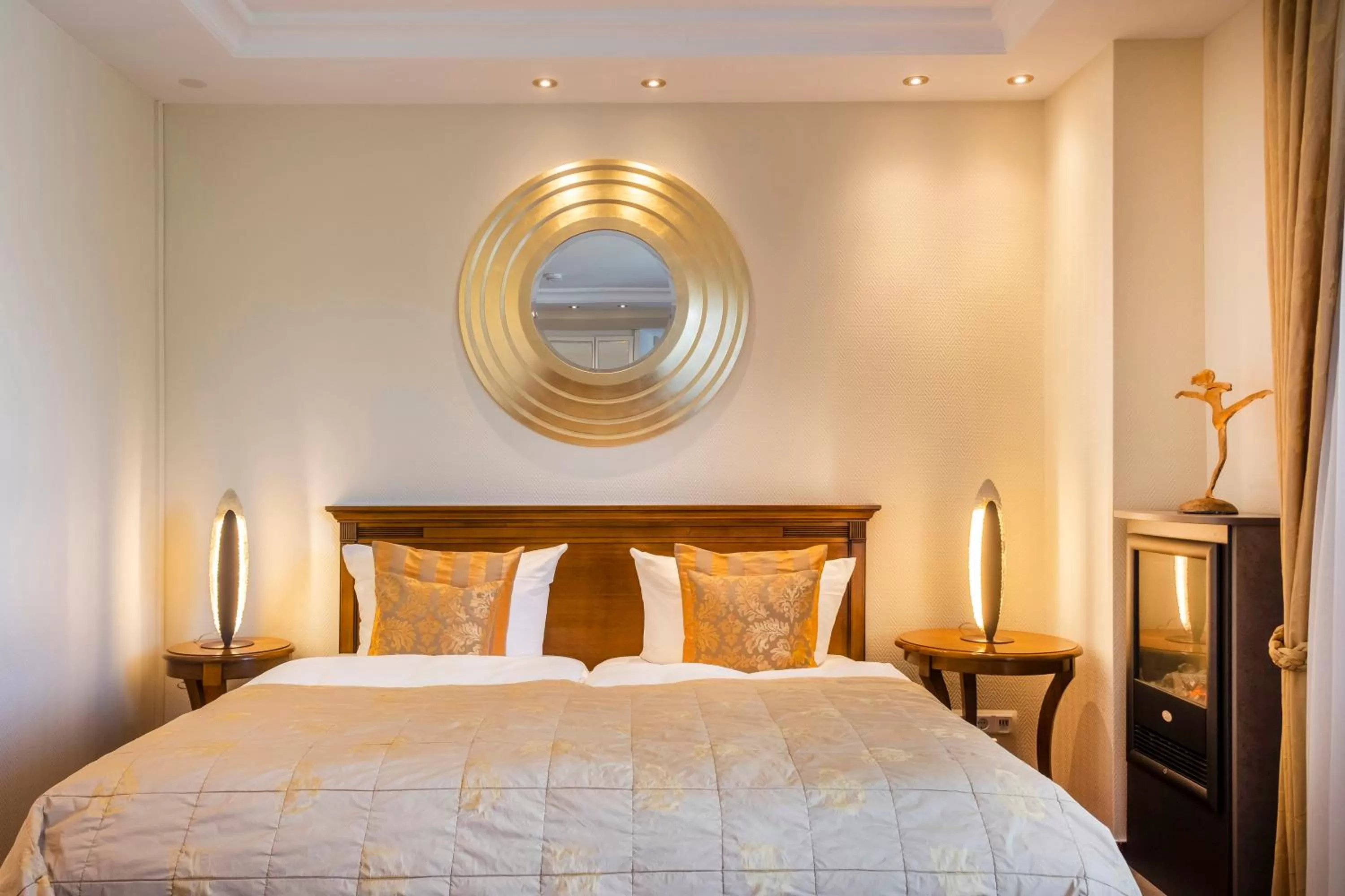 Decorative detail, Bed in Hotel Apartments Büngers - Mein Refugium am Meer mit Sommerstrandkorb