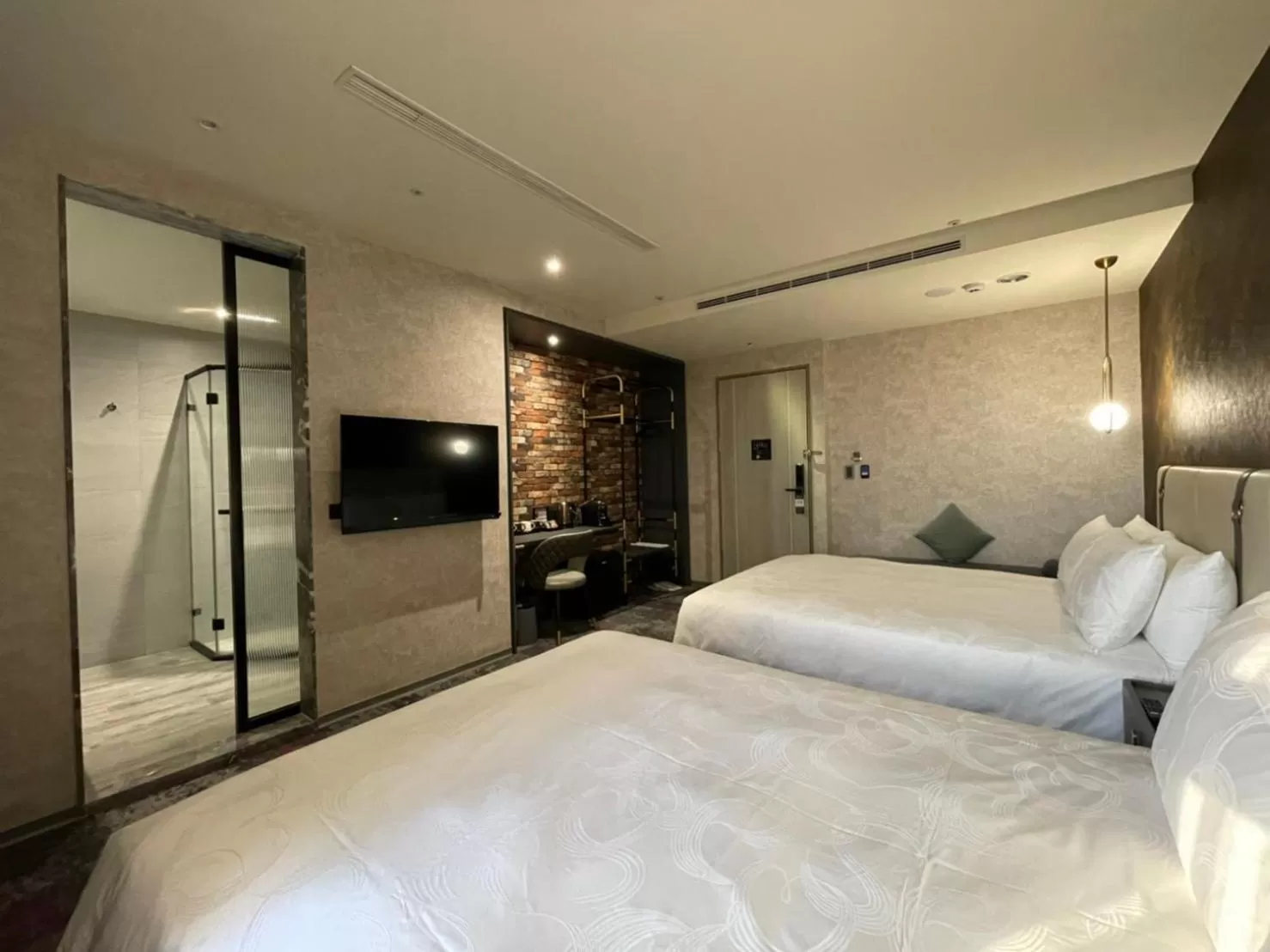 Shower, Bed in Tenz Go Hotel