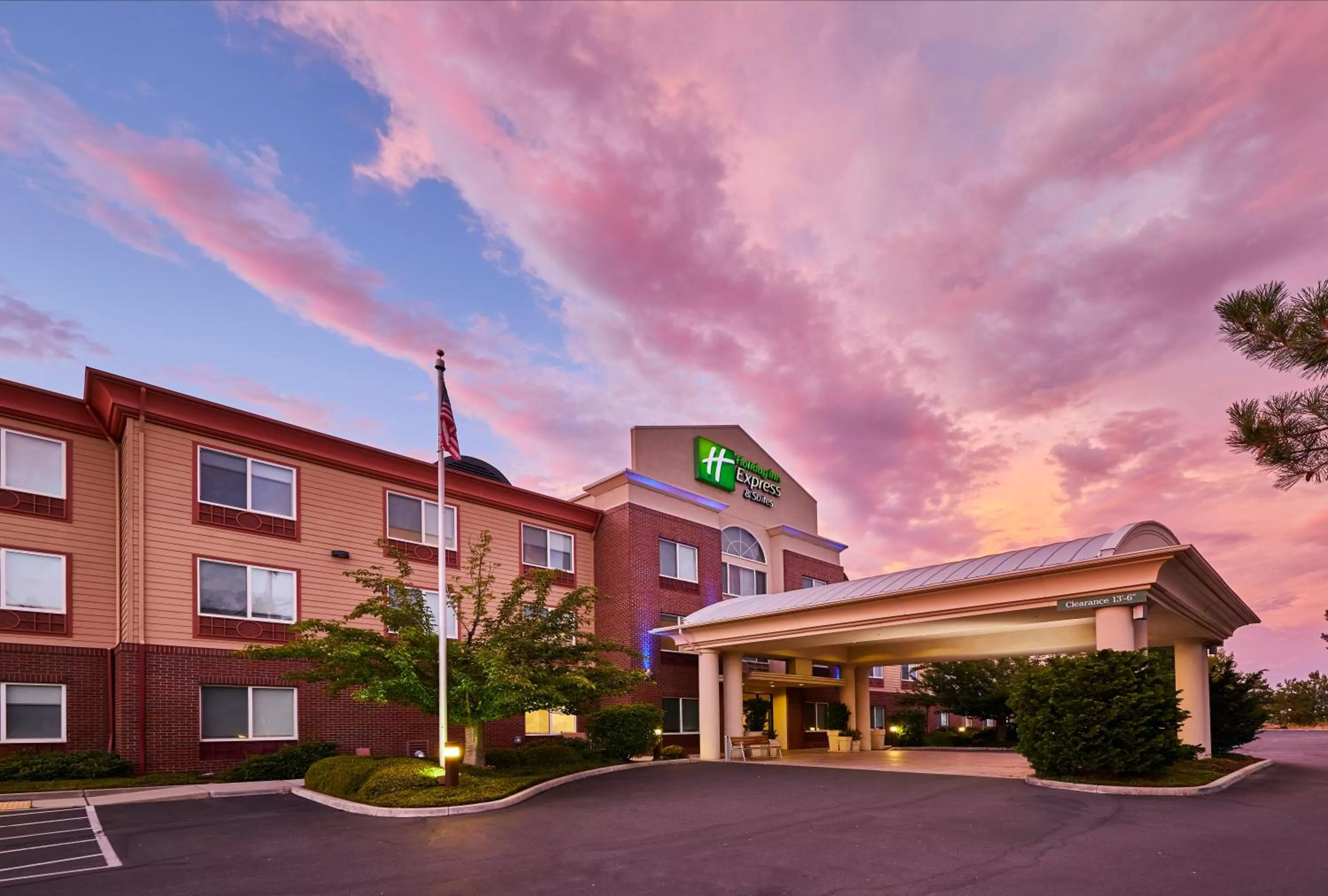 Property building in Holiday Inn Express Hotel & Suites Medford-Central Point by IHG