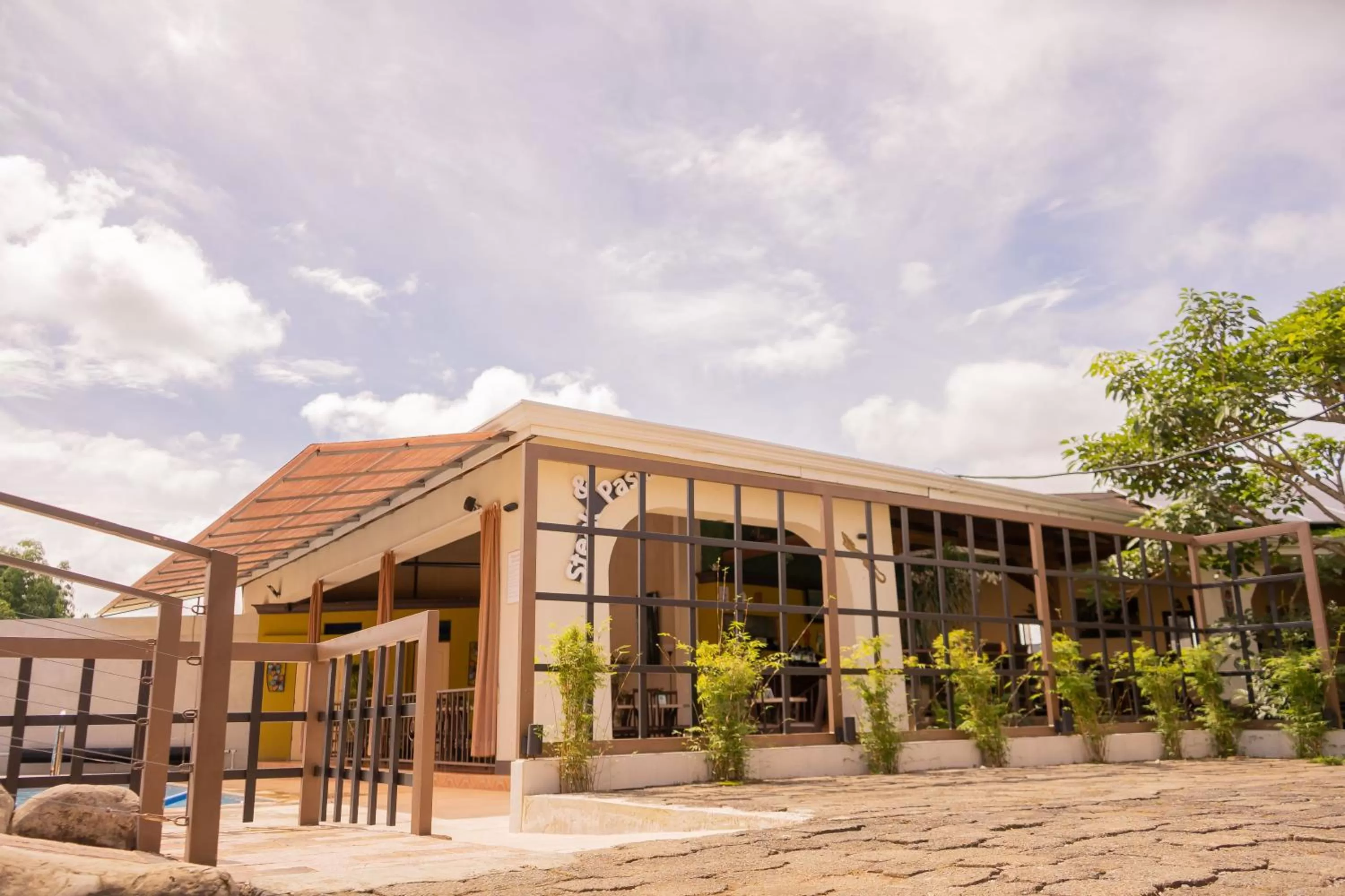 Restaurant/places to eat in Hotel Zima