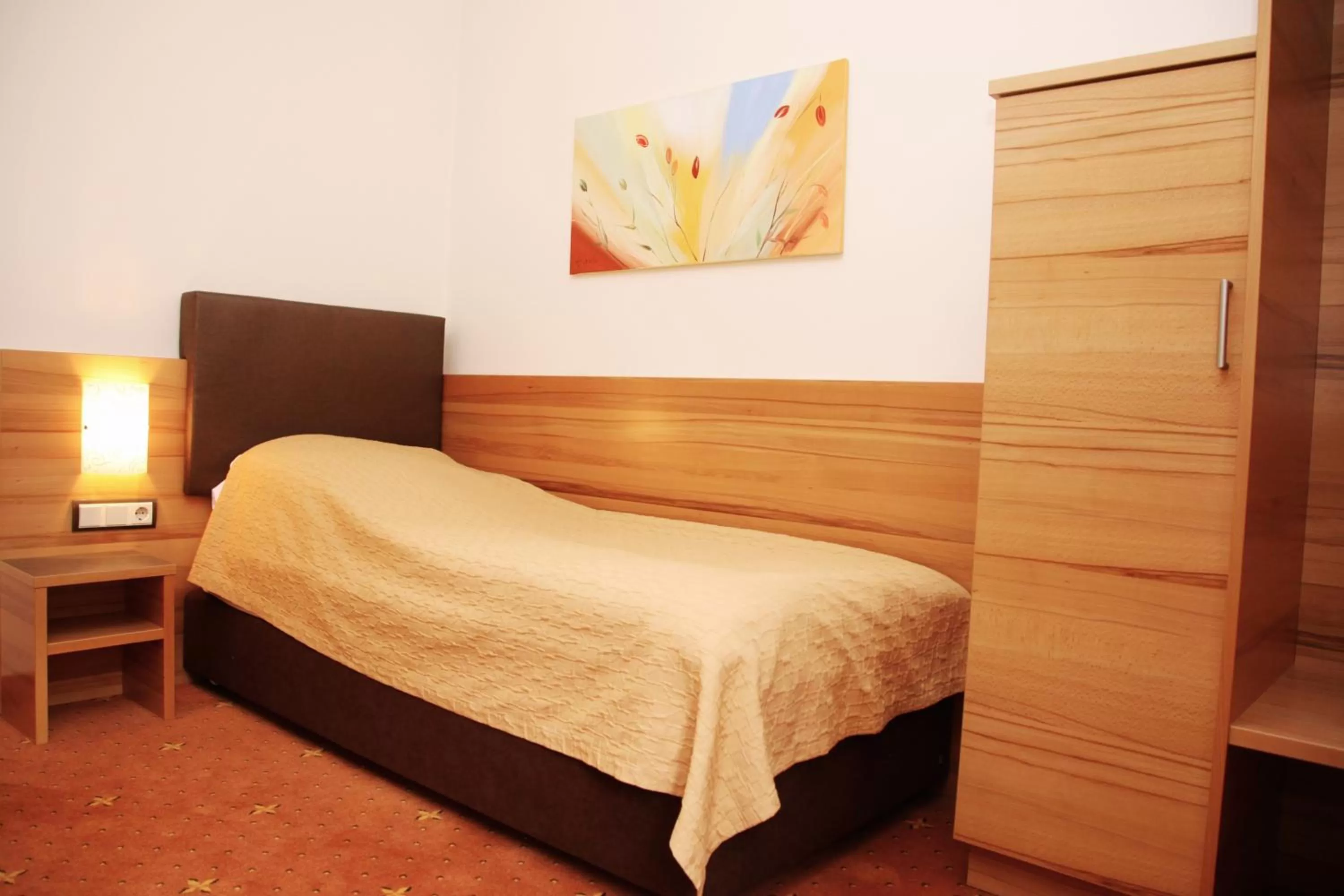 Bed in Tinschert Hotel-Restaurant-Partyservice