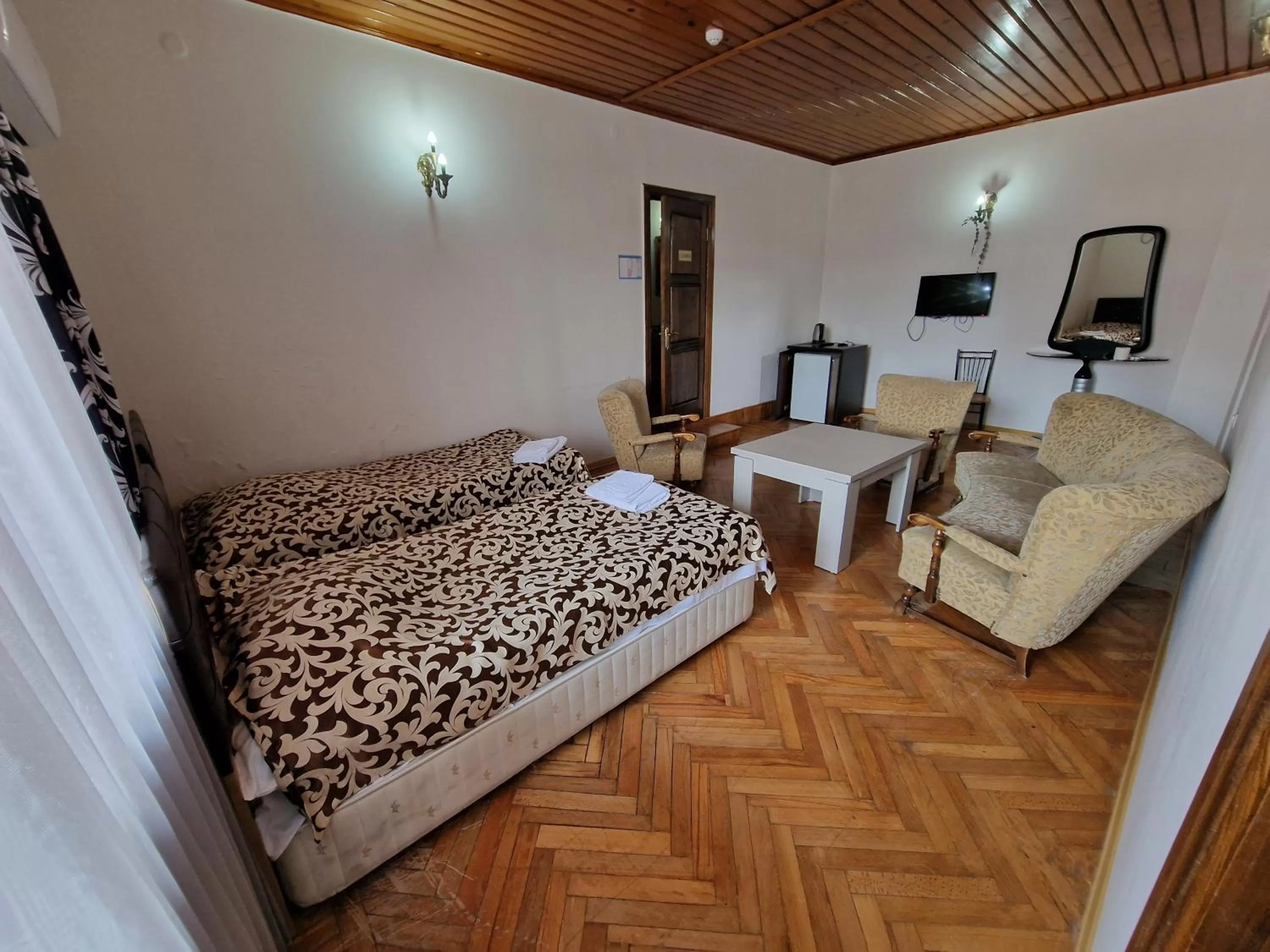 Photo of the whole room in CATTALEYA