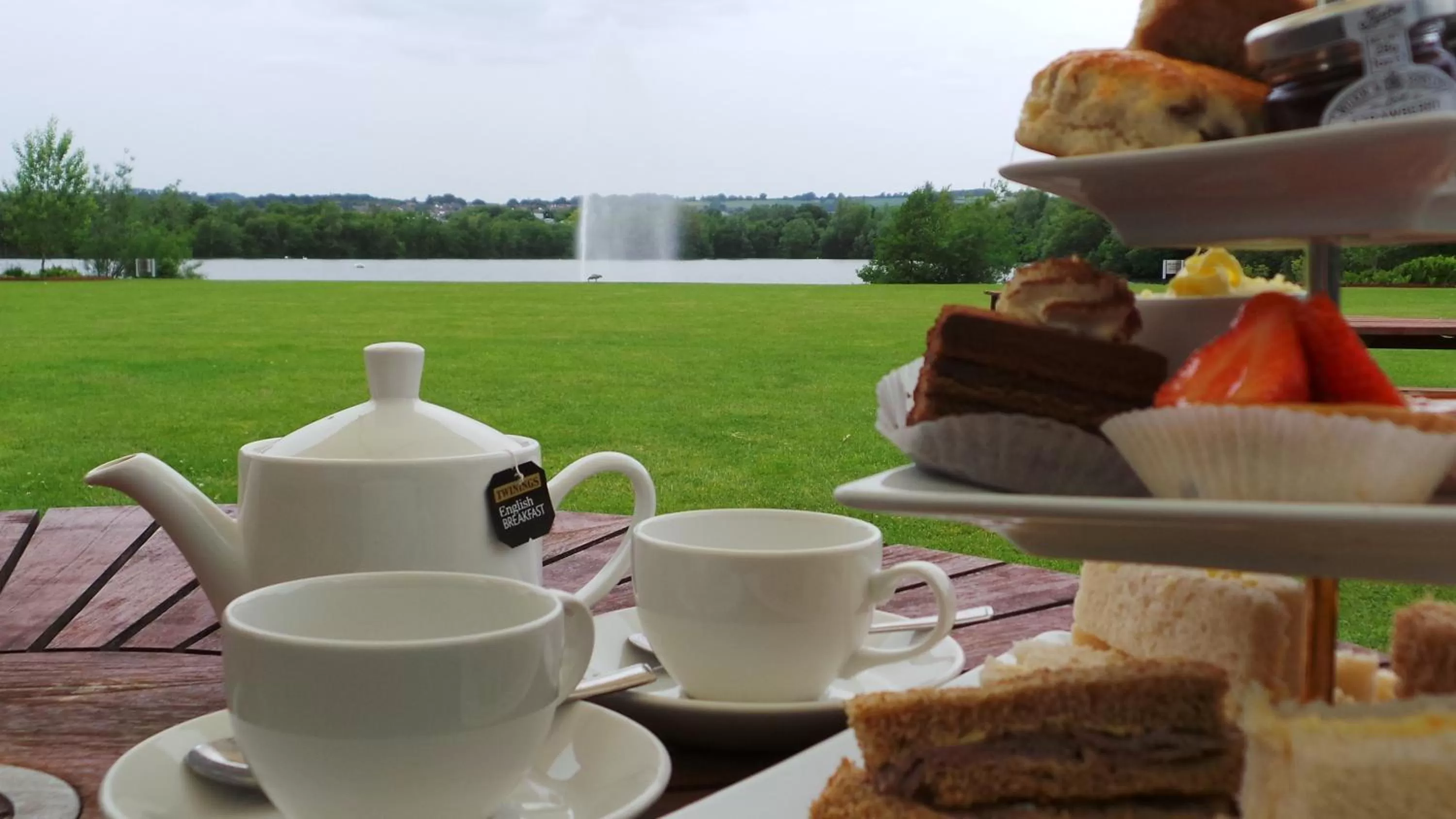 Lounge or bar in Crowne Plaza Marlow by IHG