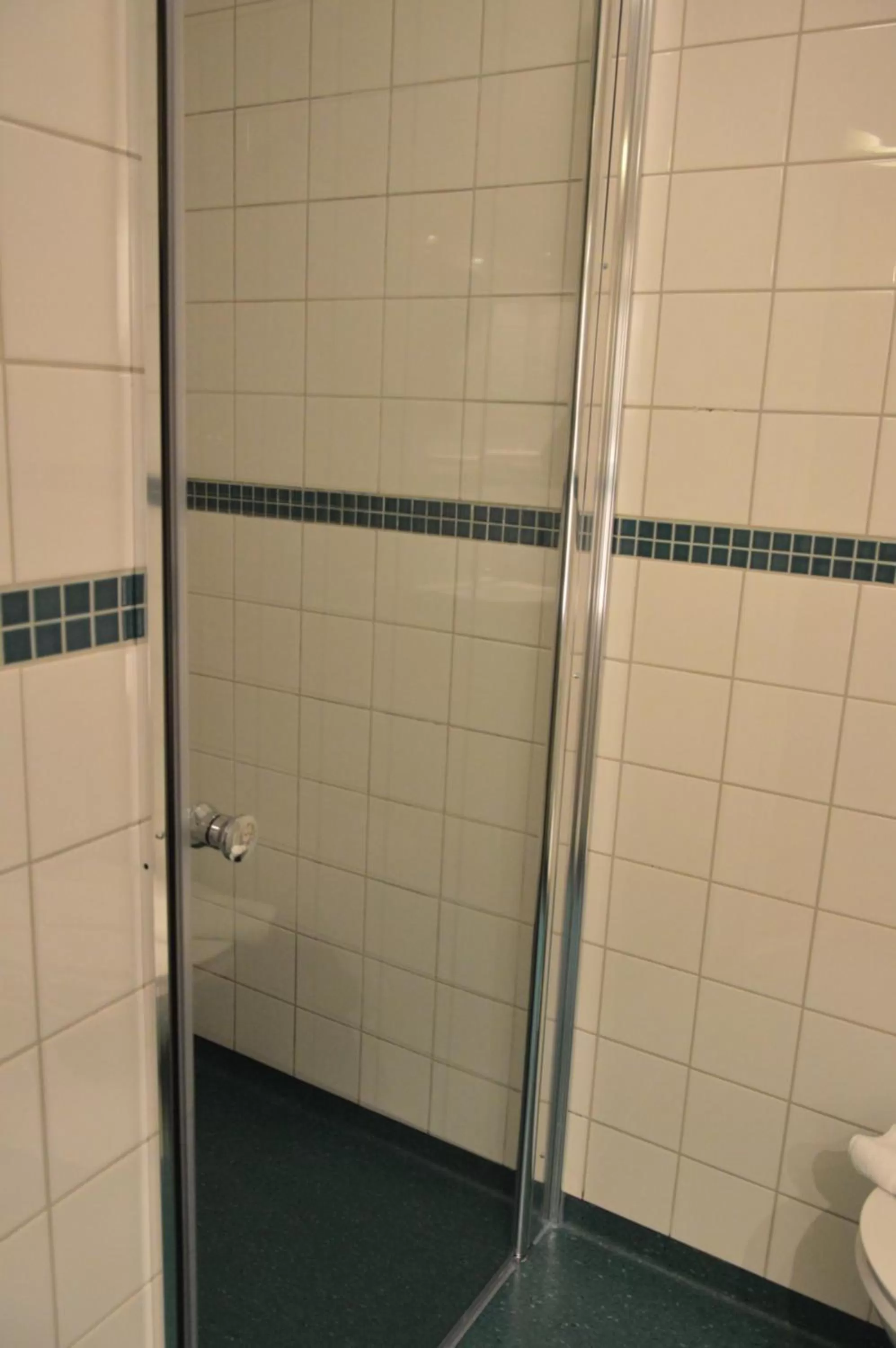 Shower in Best Western Hotel Anno 1937