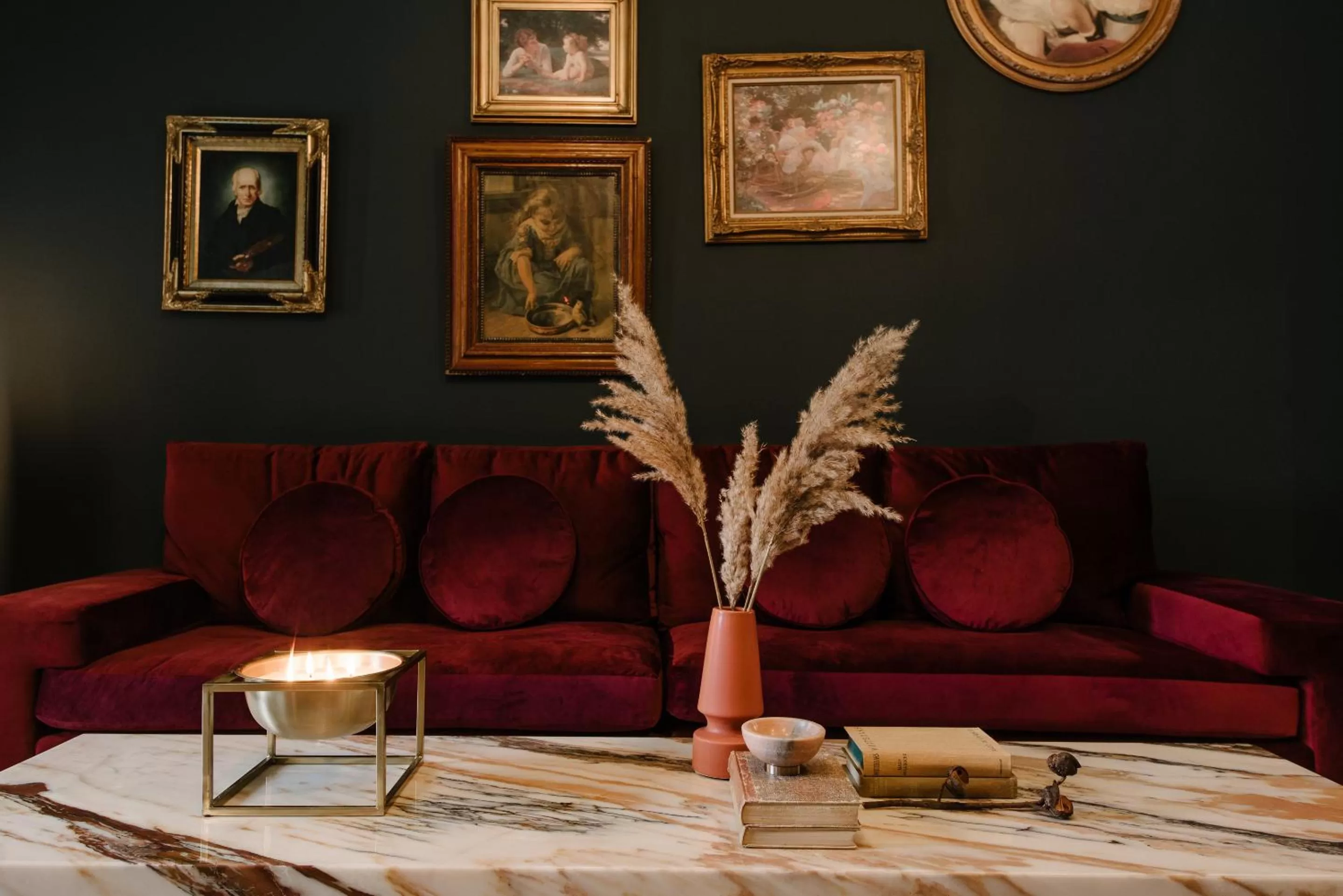 Lounge or bar in Rosemount Inn