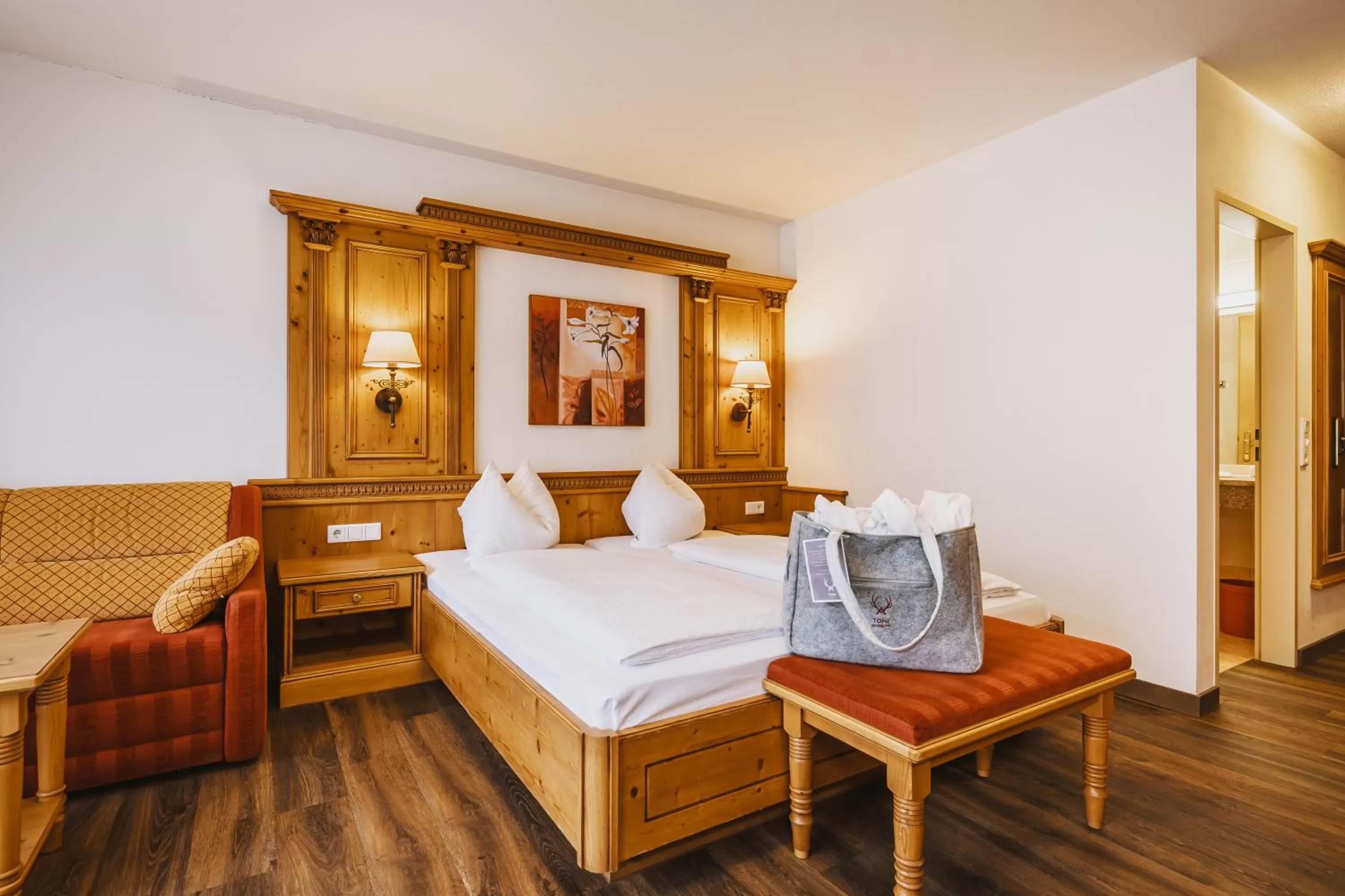 Photo of the whole room, Seating Area in Hotel TONI inklusive Zell am See - Kaprun Sommerkarte