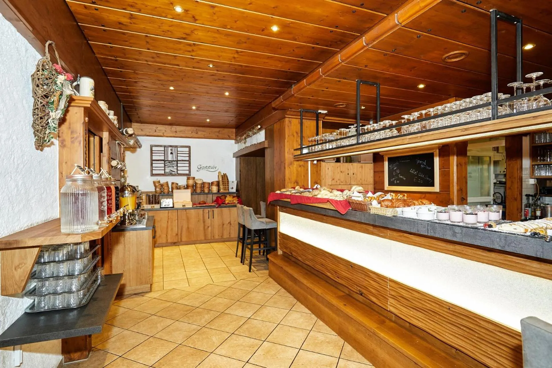 Buffet breakfast in Hotel Rupertihof