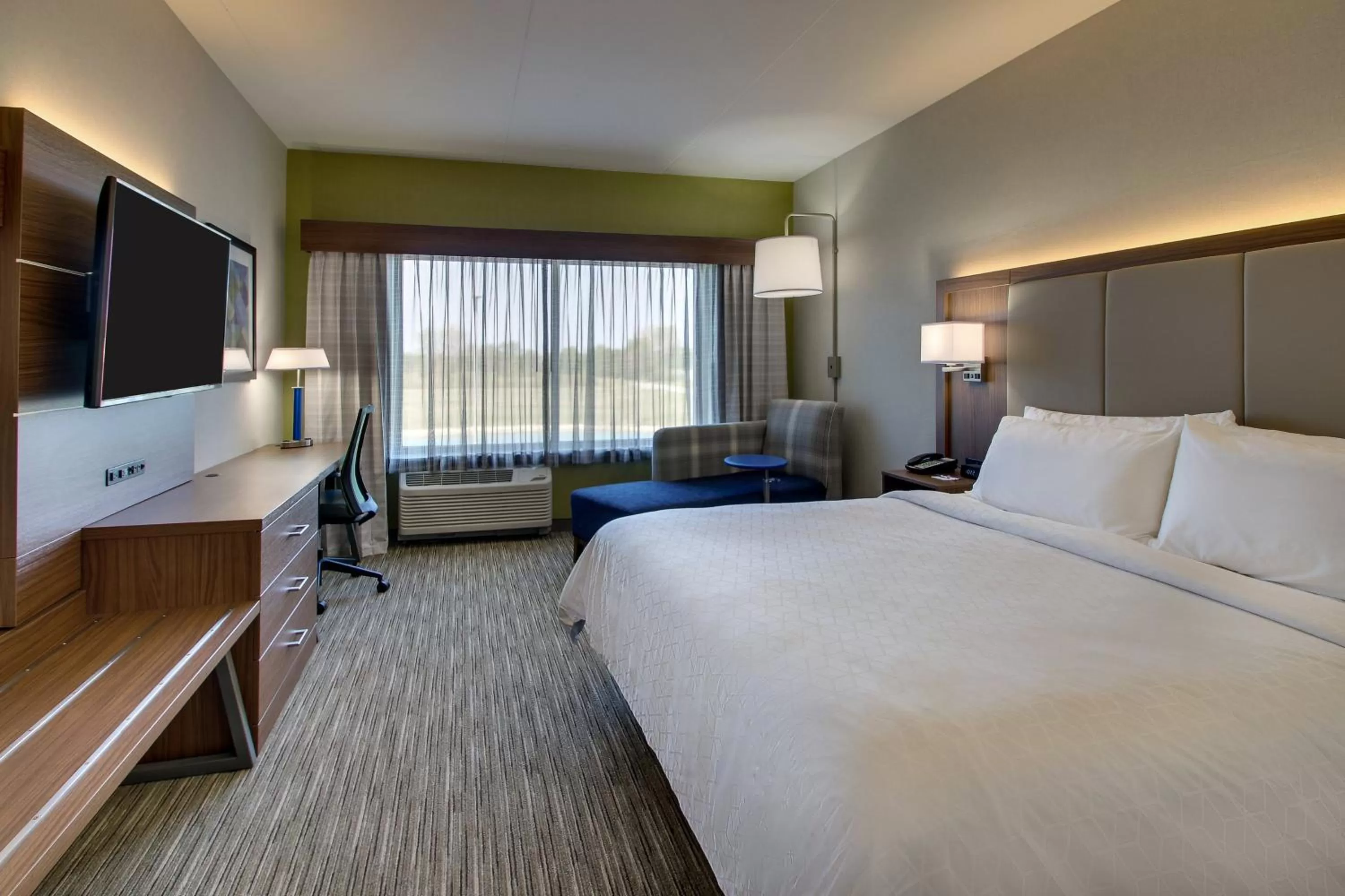Photo of the whole room, Bed in Holiday Inn Express & Suites Findlay North by IHG
