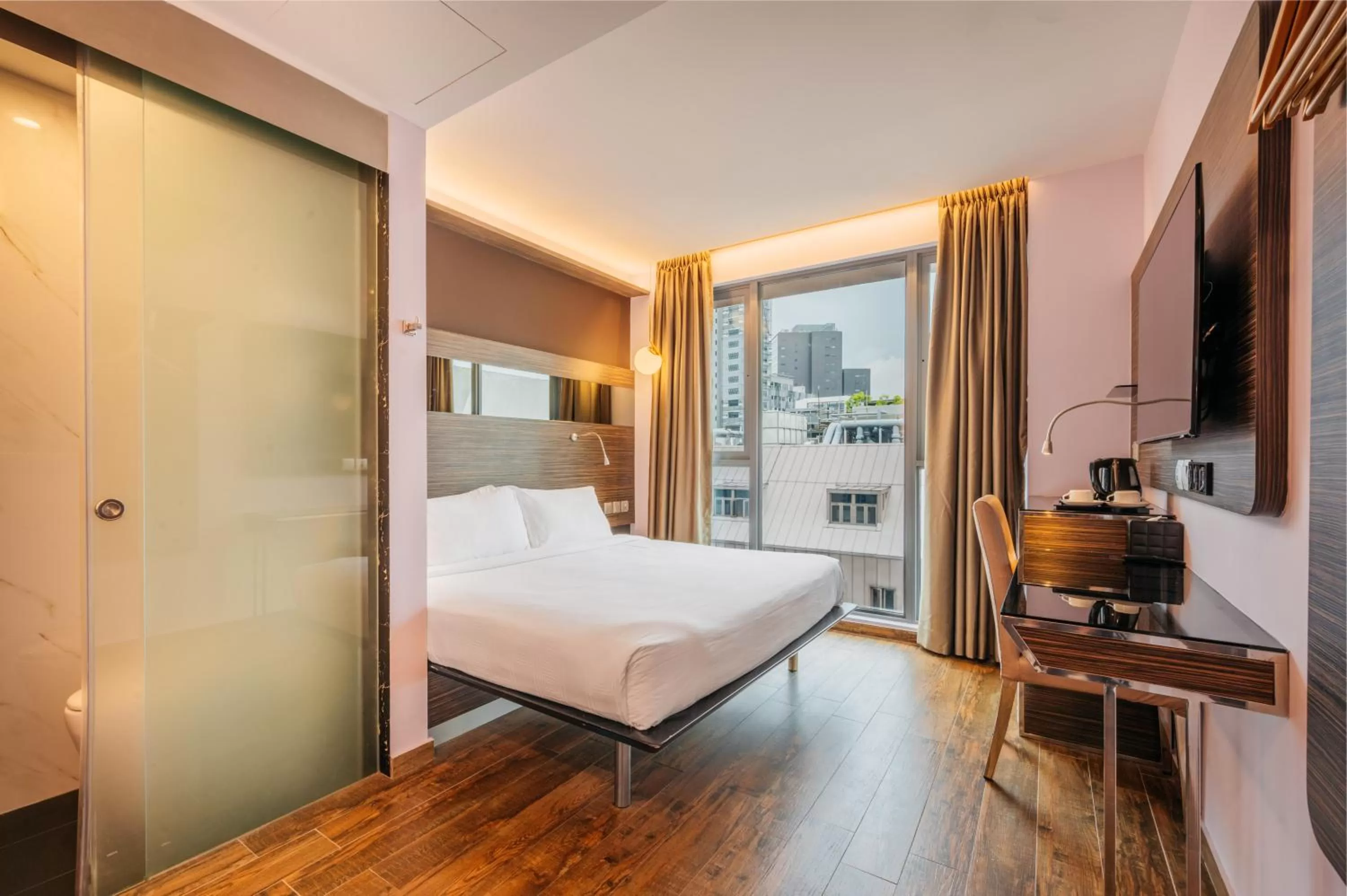 Bed in Mercure Singapore Tyrwhitt