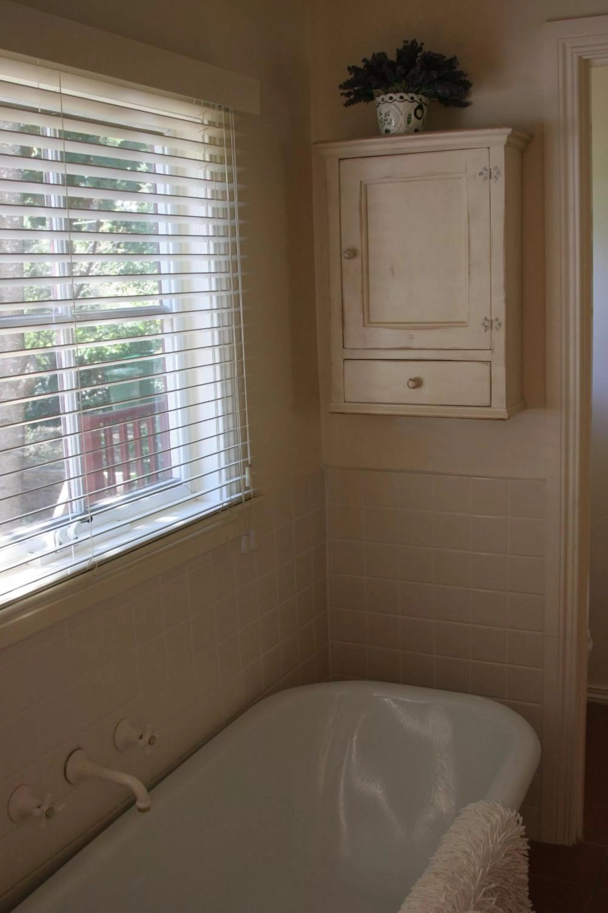 Bathroom, Bed in Belgrave Hideaway
