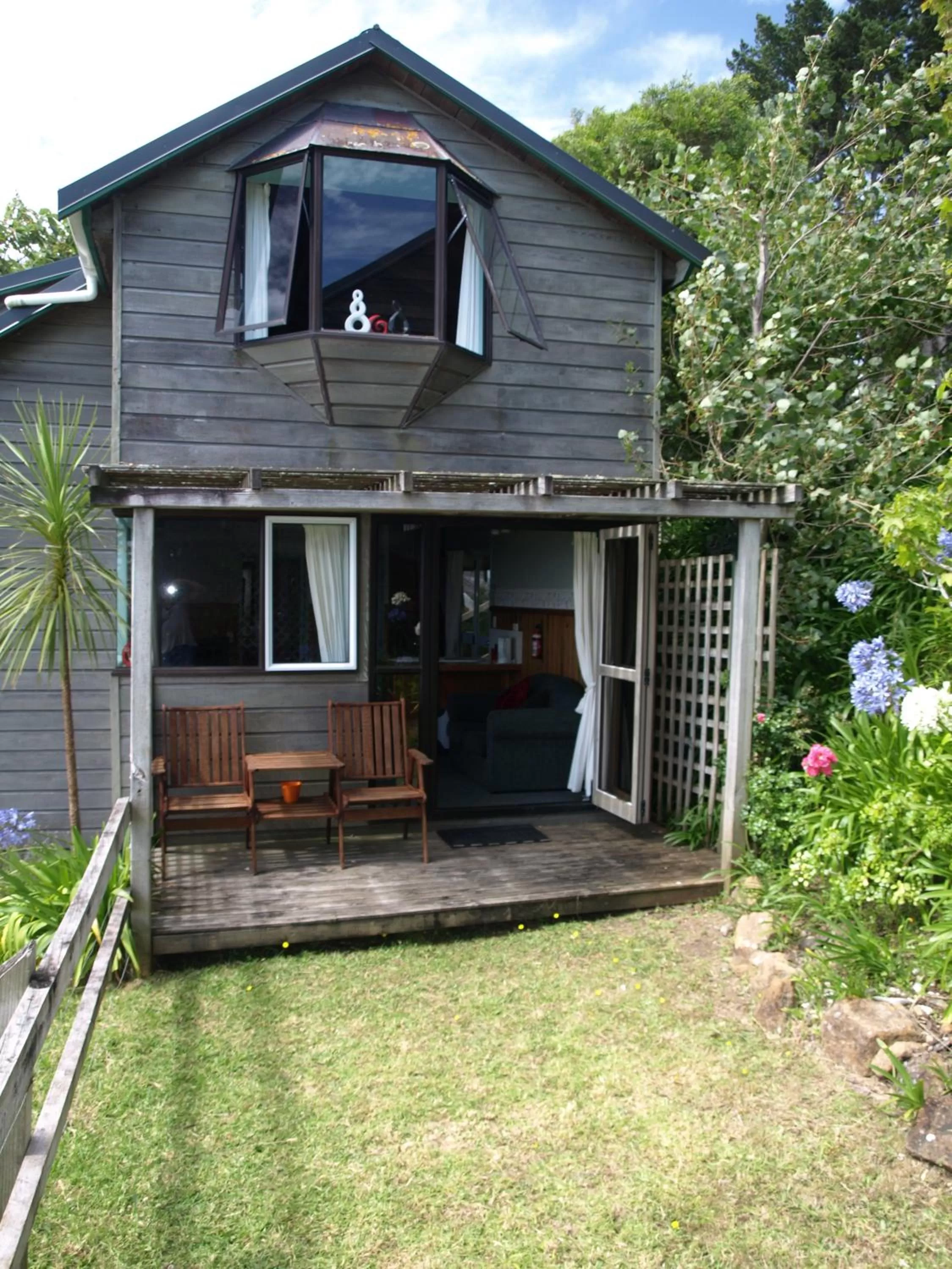 Facade/entrance in Grafton Cottage & Chalets
