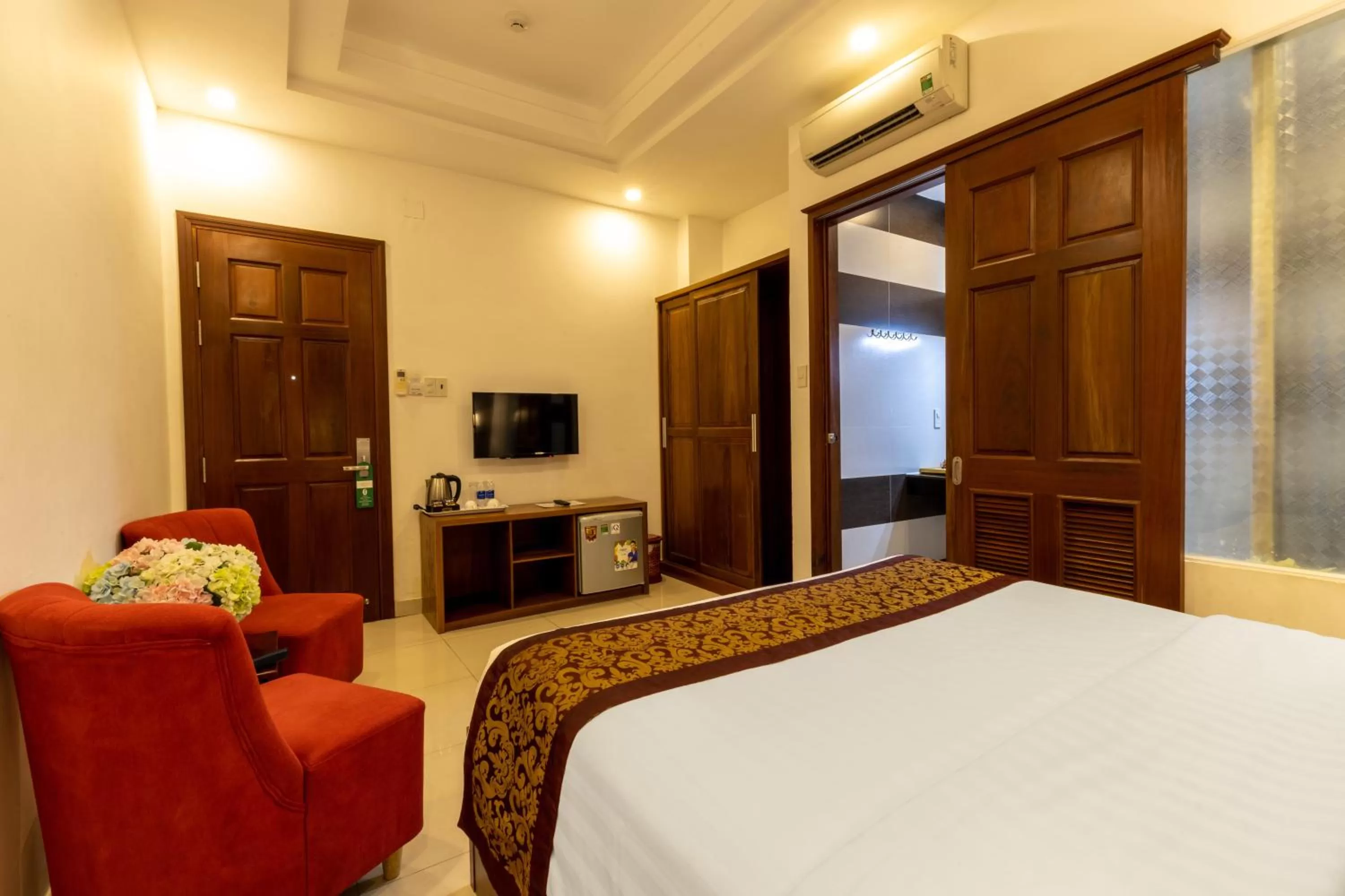 TV and multimedia, Bed in Airport Saigon Hotel - Gần ẩm thực đêm chợ Phạm Văn Hai