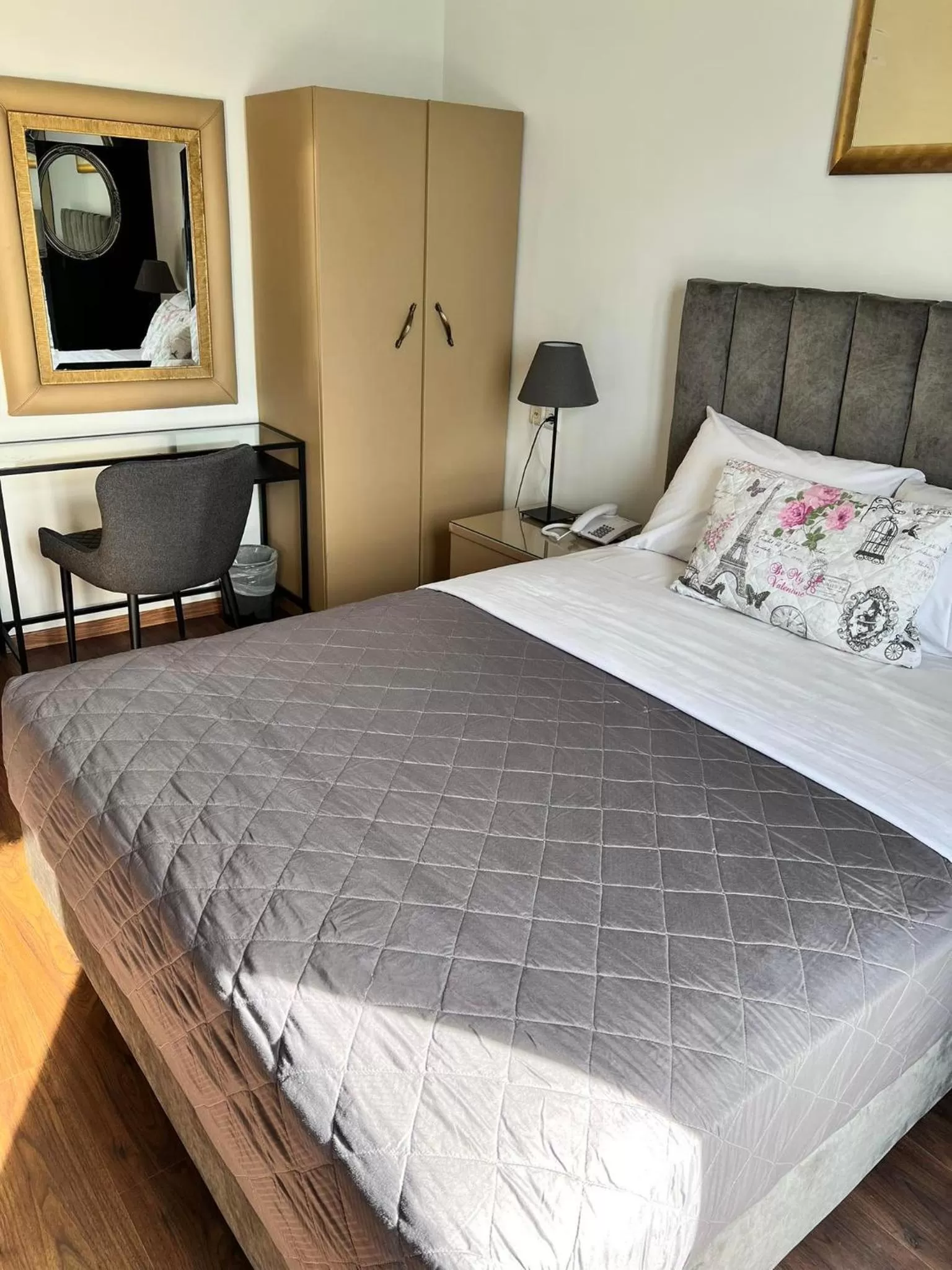 Bed in Queens Leriotis Hotel