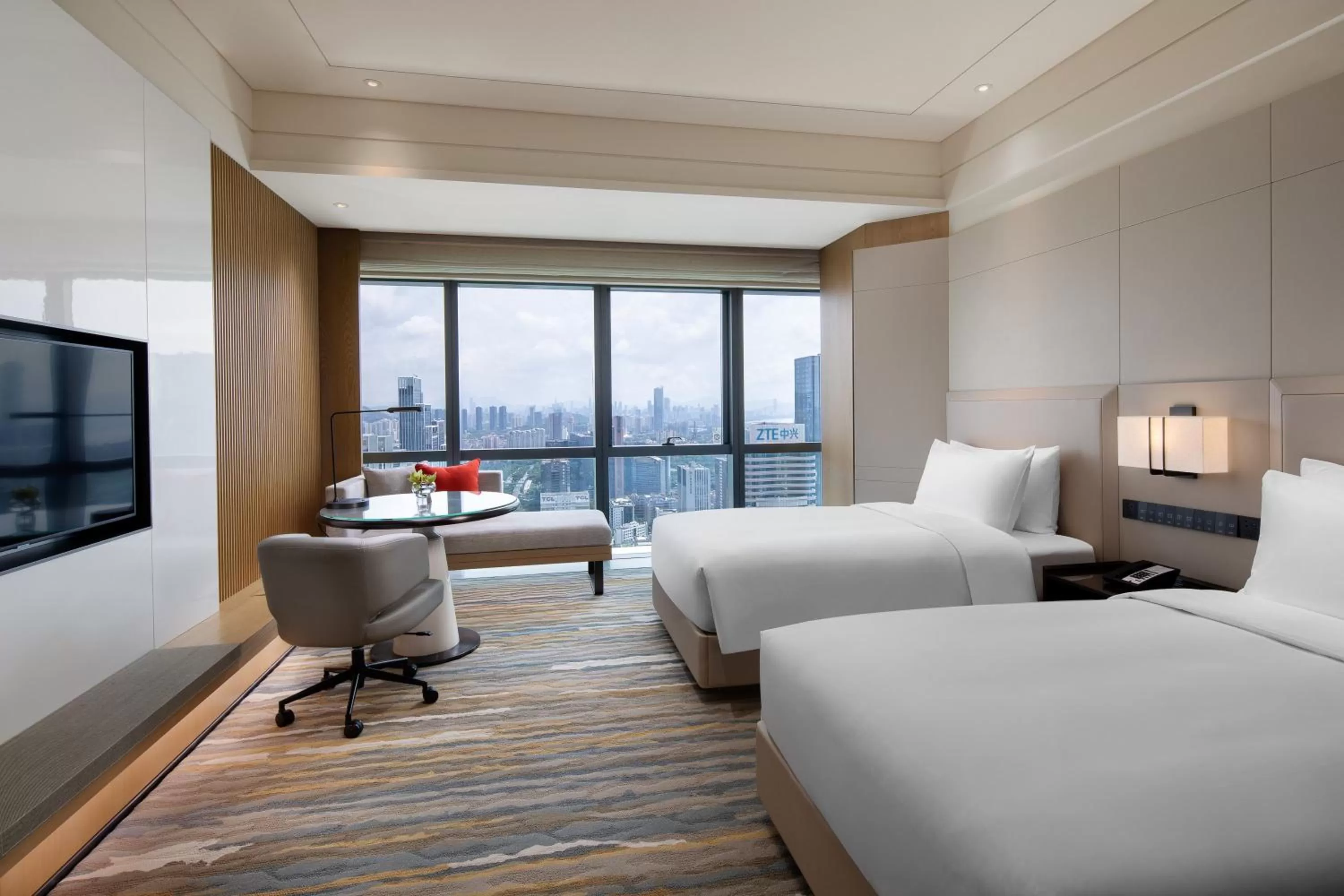 Photo of the whole room, Bed in Crowne Plaza Shenzhen Nanshan by IHG