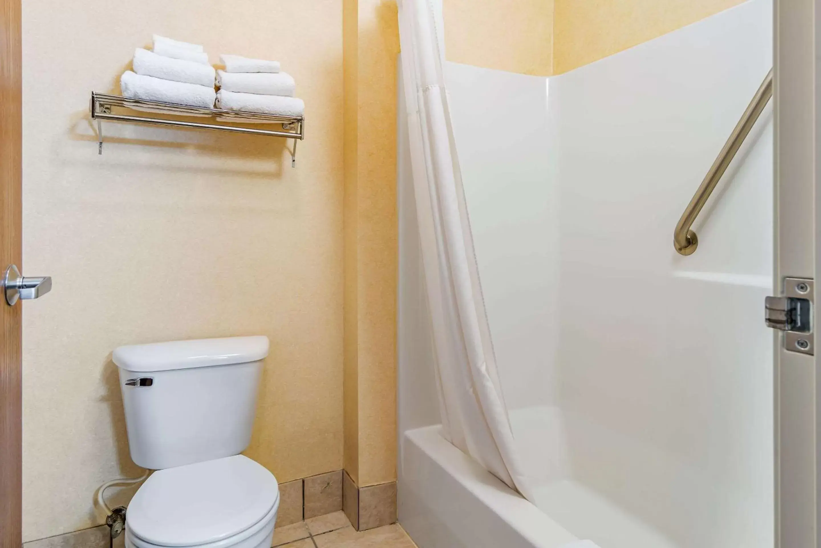 King Room - Non-Smoking in Quality Inn Bend North King Room - Non-Smoking in Quality Inn Bend North