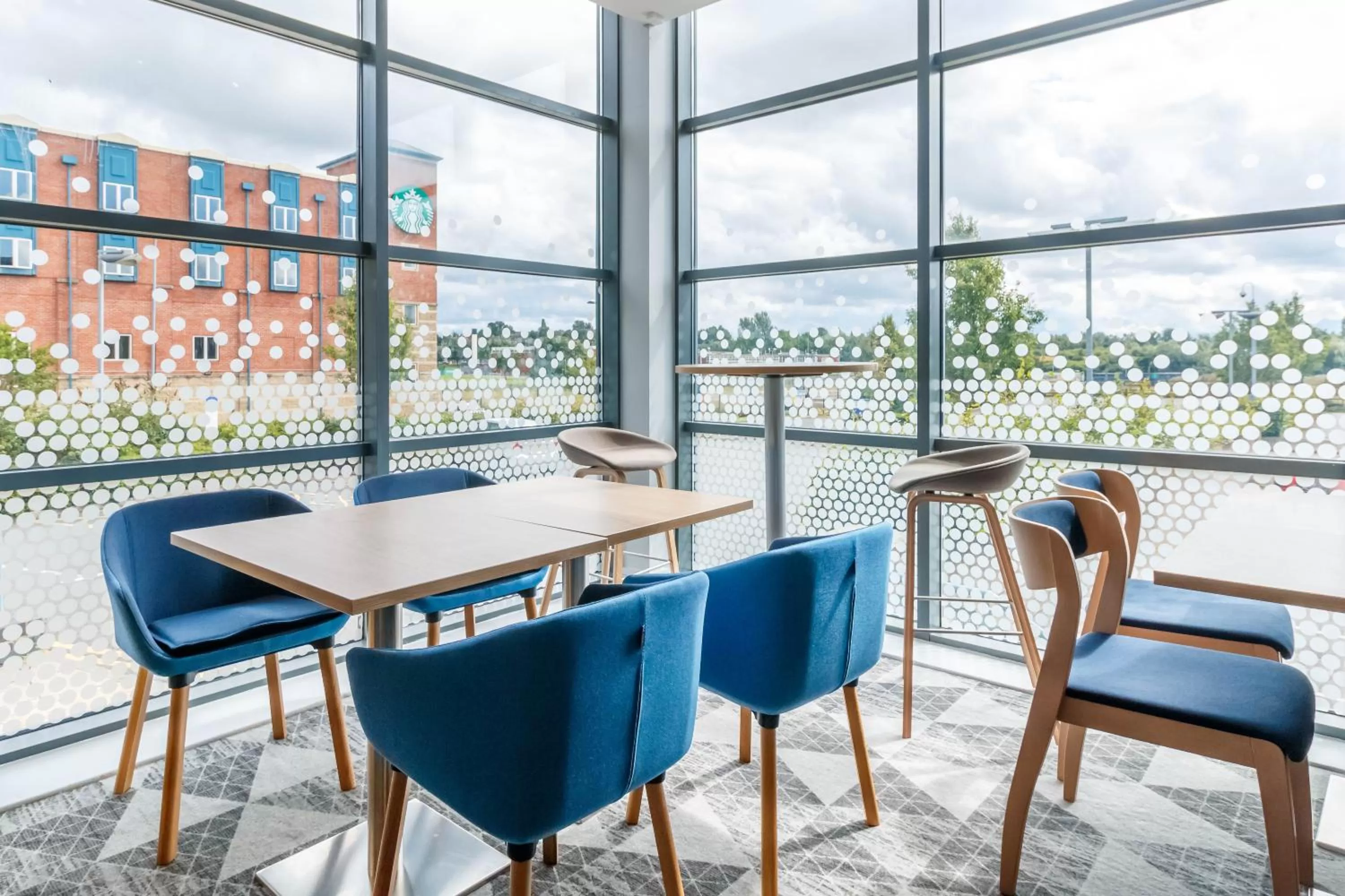 Restaurant/places to eat in Holiday Inn Express Walsall M6, J10 by IHG