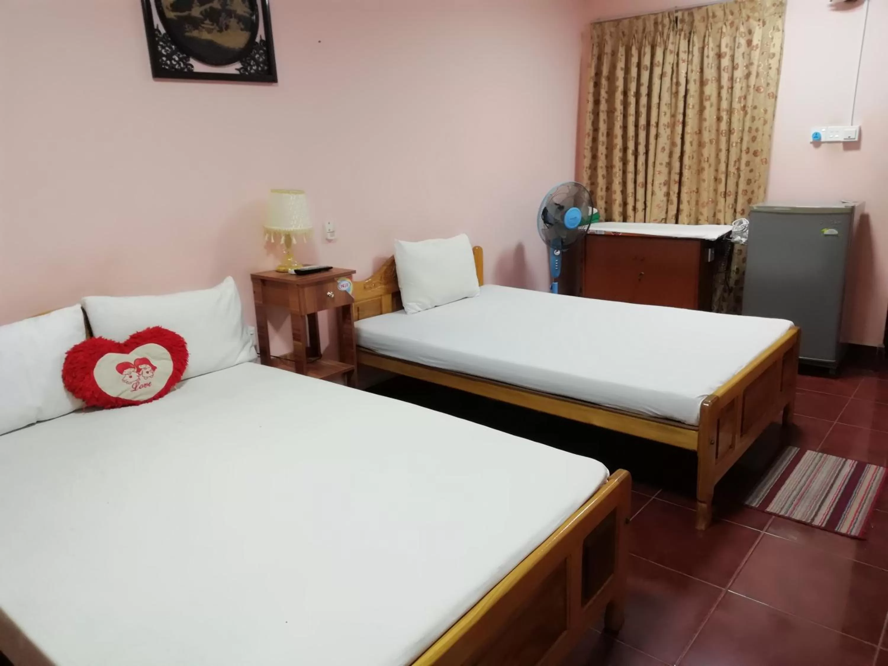 Photo of the whole room, Bed in Sunshine Hotel