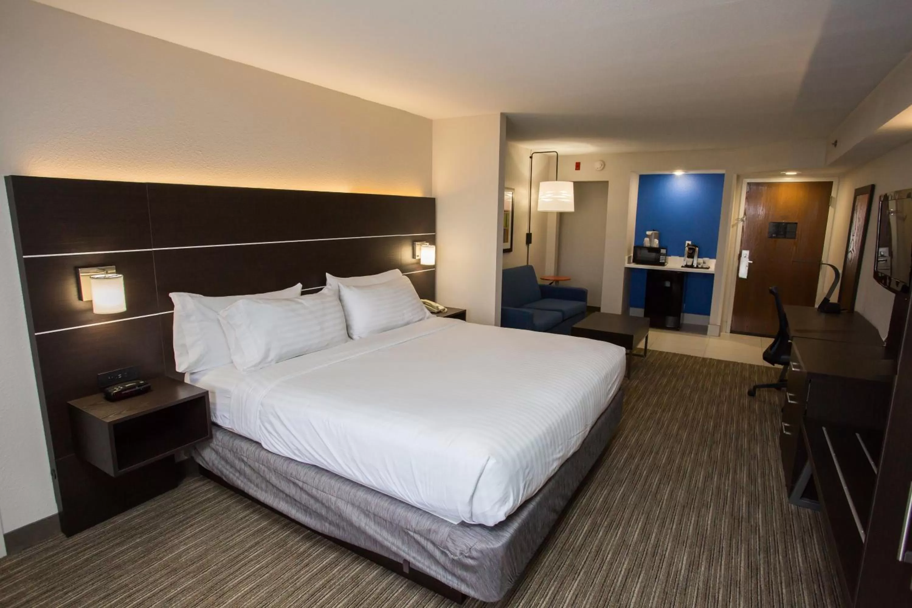 Photo of the whole room, Bed in Holiday Inn Express Wilmington by IHG