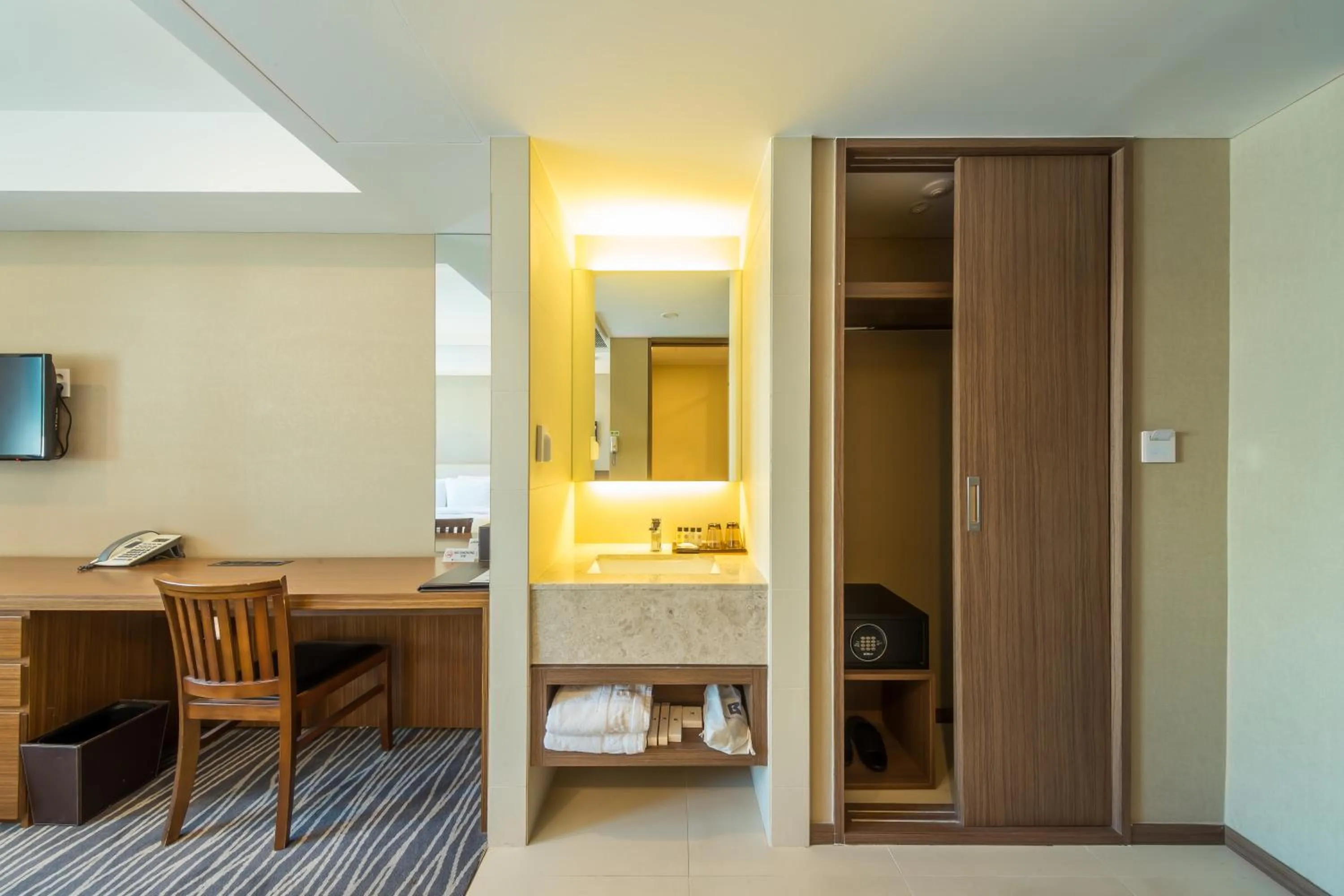 Bathroom, Bed in Busan Business Hotel