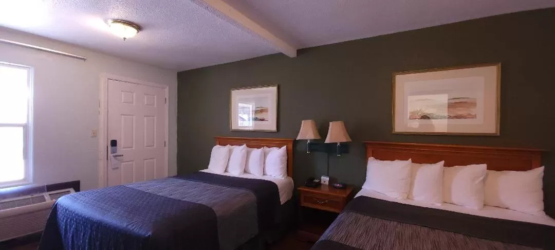 Photo of the whole room, Bed in Sycamore Inn Chico University Area