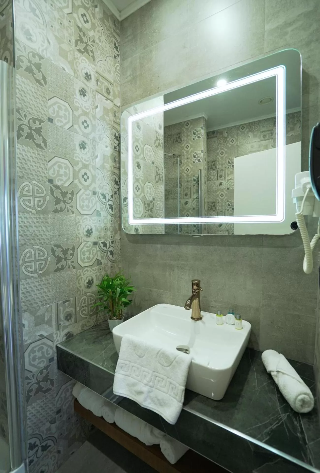 Bathroom in Homey AirPort Hotel