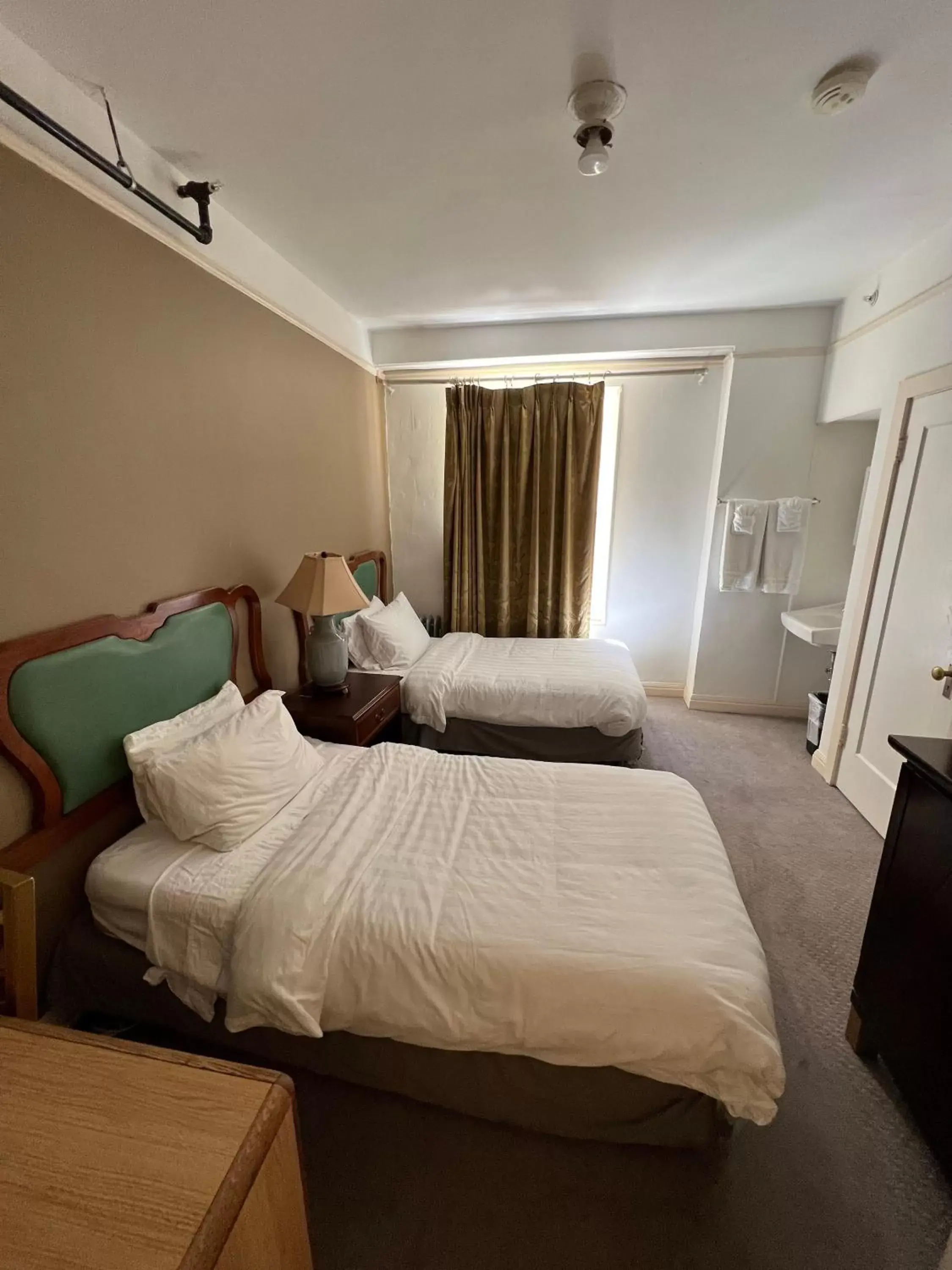 Standard Double Room with Shared Bathroom in Nash Hotel Standard Double Room with Shared Bathroom in Nash Hotel