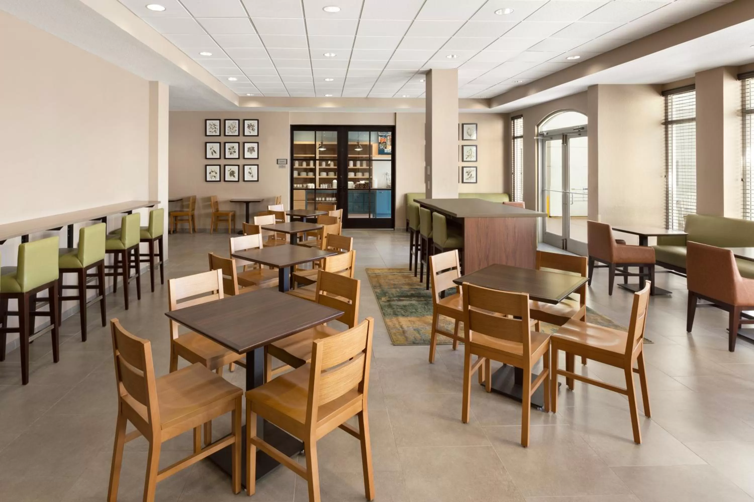 Dining area in Country Inn & Suites by Radisson, Port Canaveral, FL