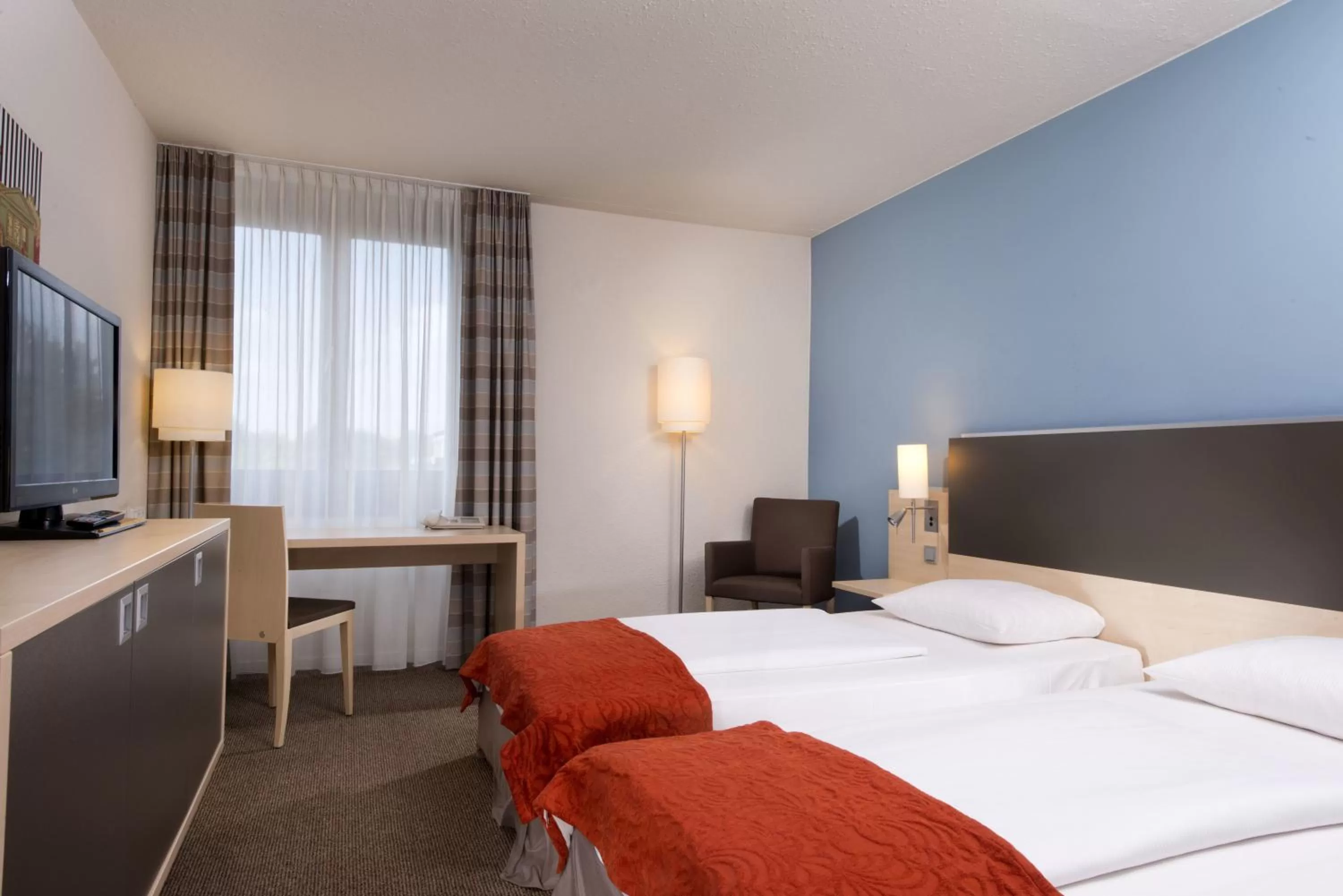Photo of the whole room, Bed in Mercure Bonn Hardtberg